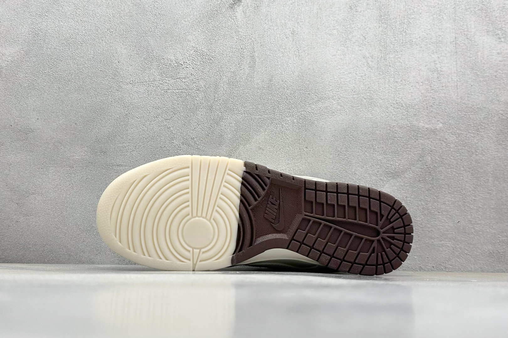 终端放店
XC版 Supreme x Nike Dunk Low 白棕双拼
此款主张打破传统的工业化流