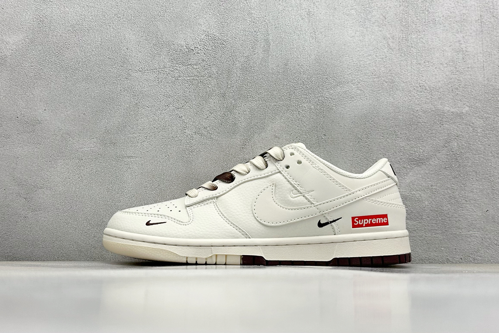终端放店
XC版 Supreme x Nike Dunk Low 白棕双拼
此款主张打破传统的工业化流