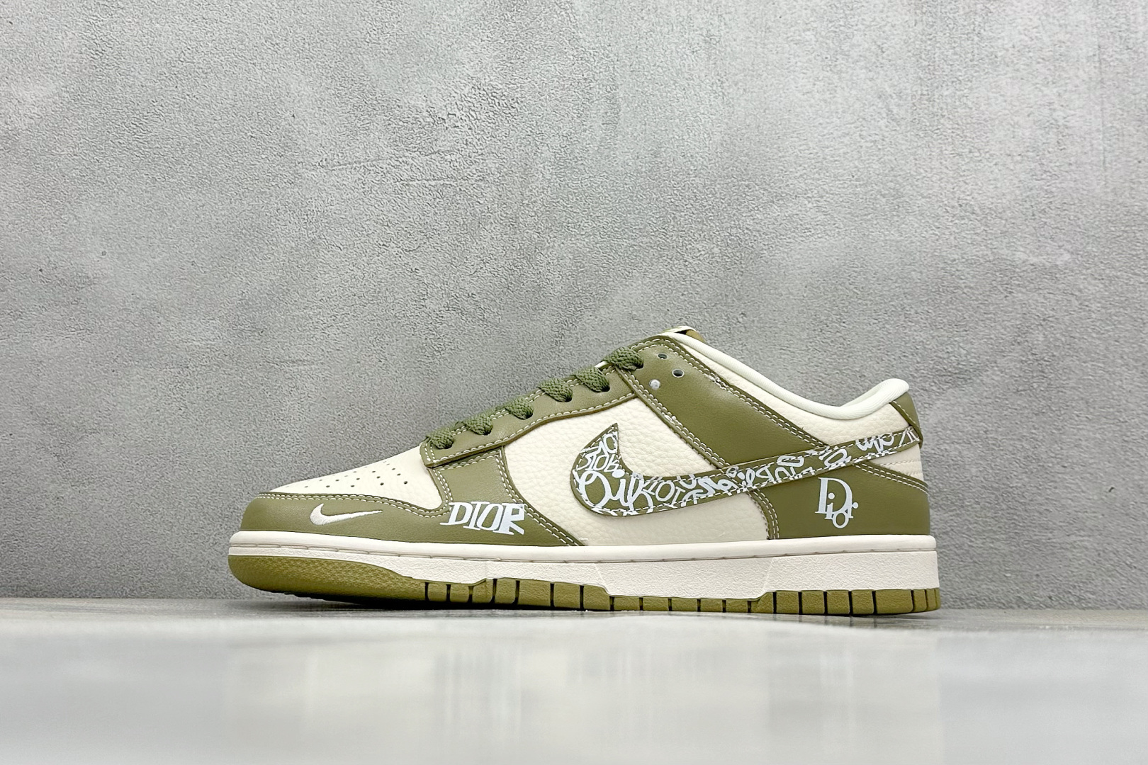  终端放店
XC版 Nike SB Dunk Low 迪奥系列 涂鸦绿勾 周年高端定制 低帮休闲板鞋
