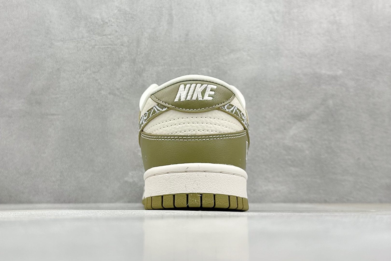  终端放店
XC版 Nike SB Dunk Low 迪奥系列 涂鸦绿勾 周年高端定制 低帮休闲板鞋
