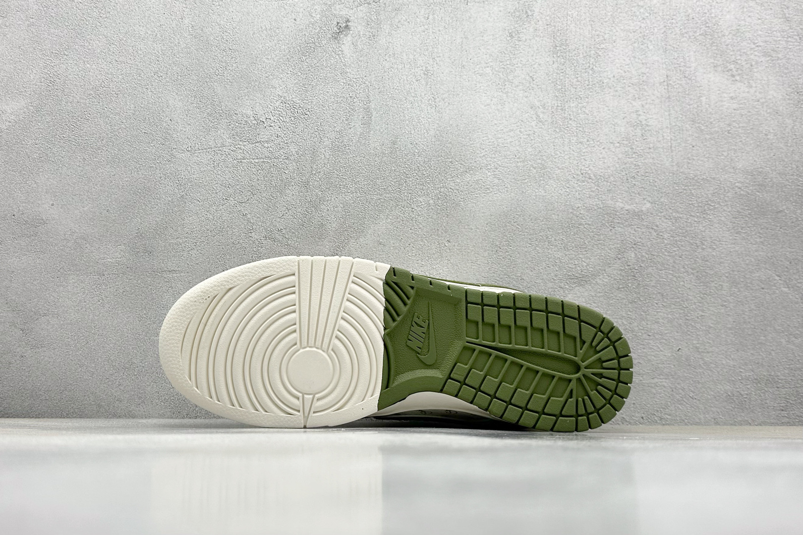  终端放店
XC版 Nike SB Dunk Low 斯图西联名 米绿双拼 周年高端定制 低帮休闲板鞋
