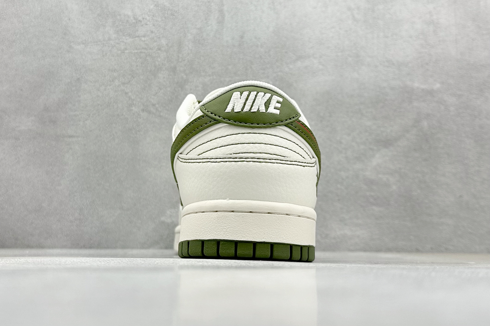  终端放店
XC版 Nike SB Dunk Low 斯图西联名 米绿双拼 周年高端定制 低帮休闲板鞋

