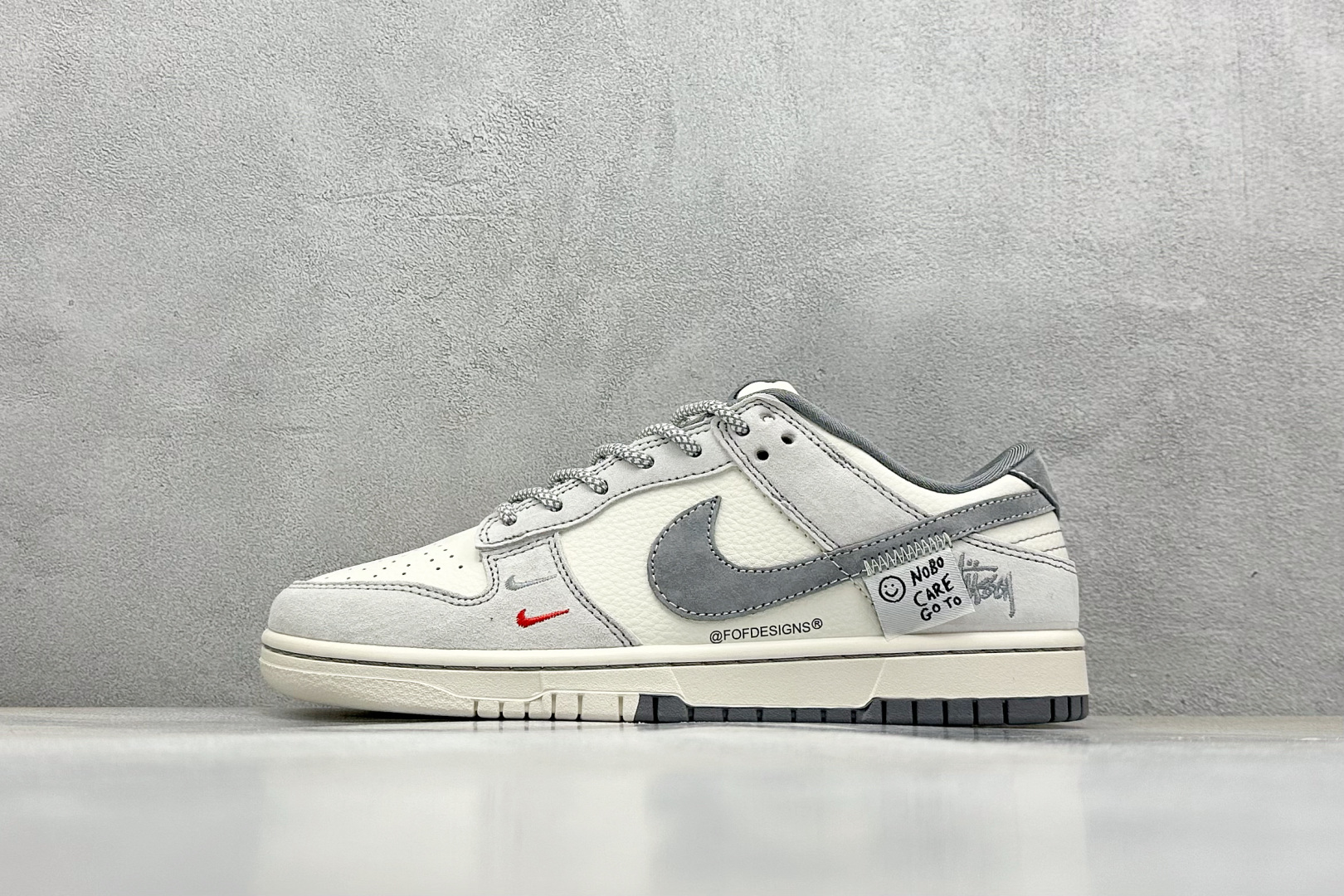  终端放店
XC版 Nike SB Dunk Low 斯图西系列 贴布灰勾 周年高端定制 低帮休闲板鞋
