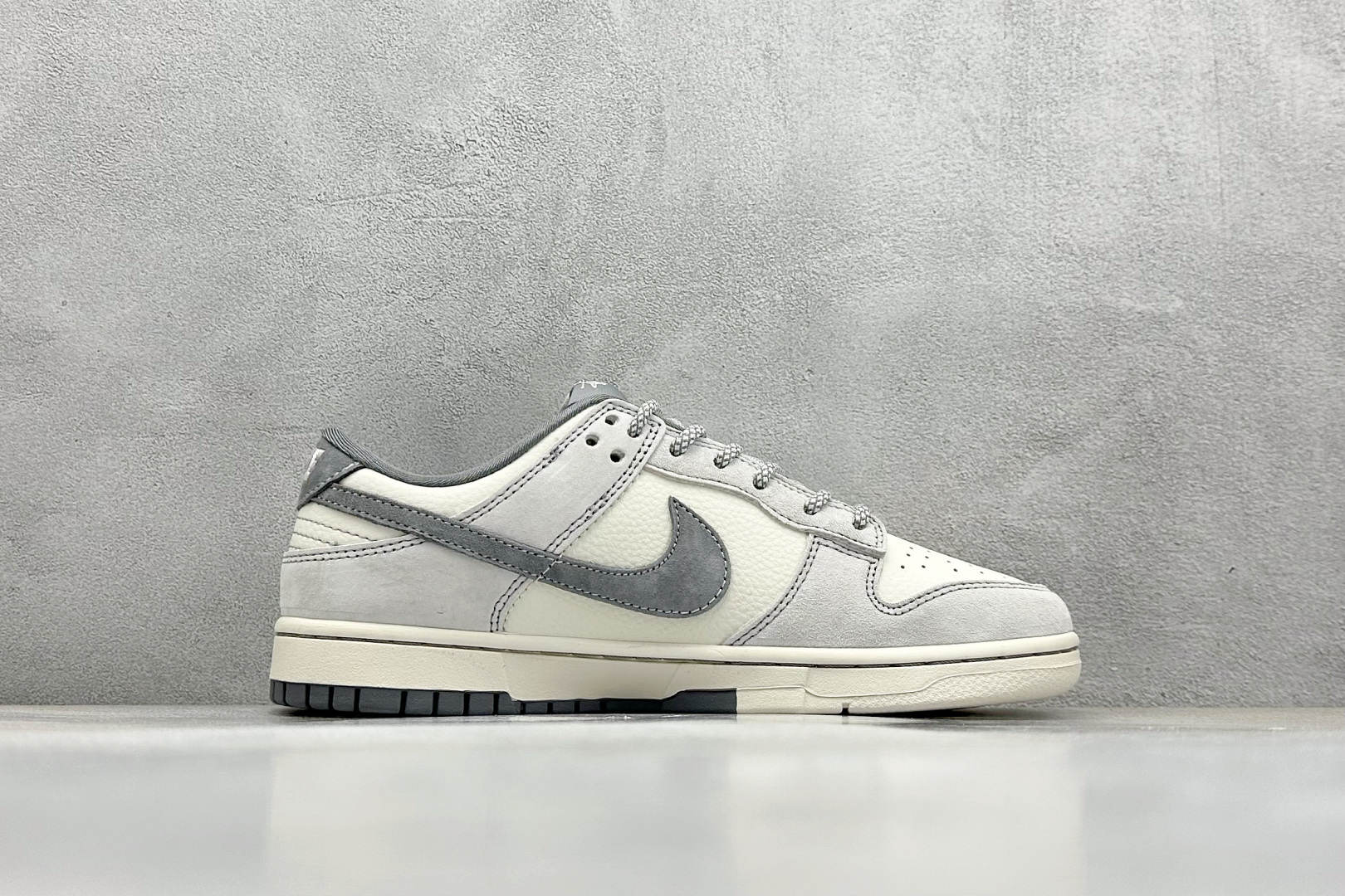  终端放店
XC版 Nike SB Dunk Low 斯图西系列 贴布灰勾 周年高端定制 低帮休闲板鞋
