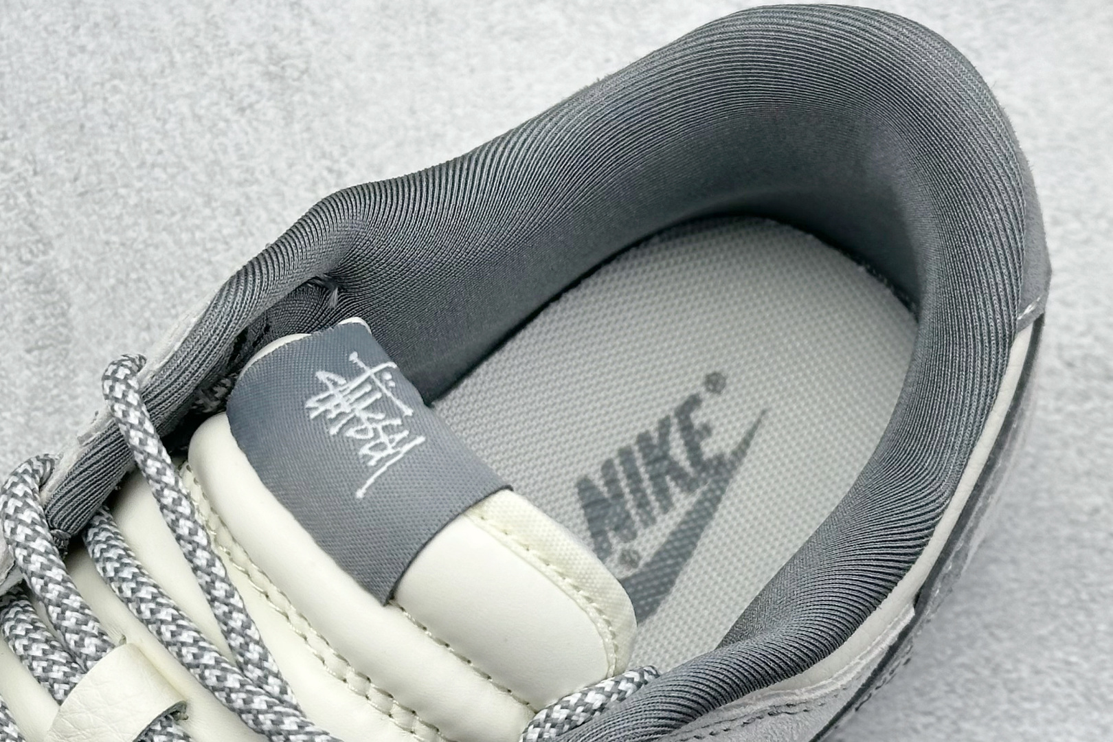  终端放店
XC版 Nike SB Dunk Low 斯图西系列 贴布灰勾 周年高端定制 低帮休闲板鞋
