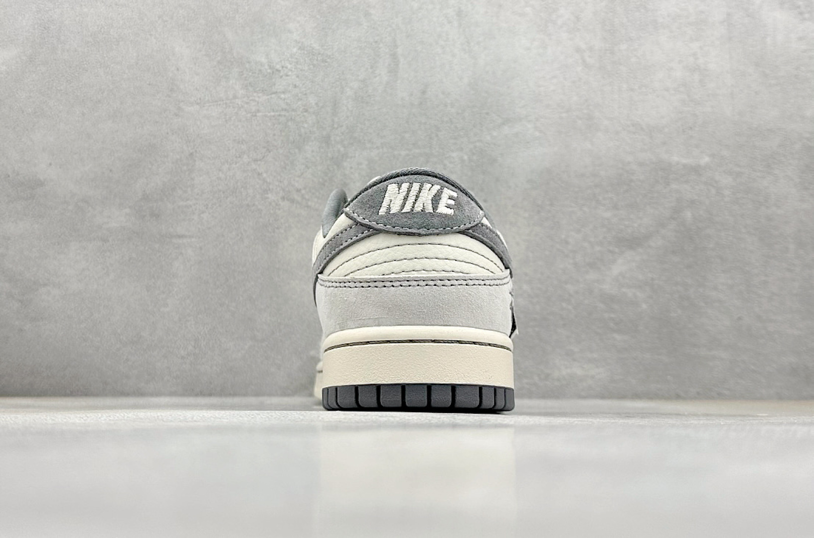  终端放店
XC版 Nike SB Dunk Low 斯图西系列 贴布灰勾 周年高端定制 低帮休闲板鞋

