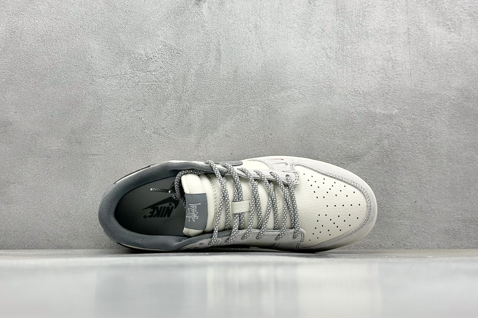  终端放店
XC版 Nike SB Dunk Low 斯图西系列 贴布灰勾 周年高端定制 低帮休闲板鞋
