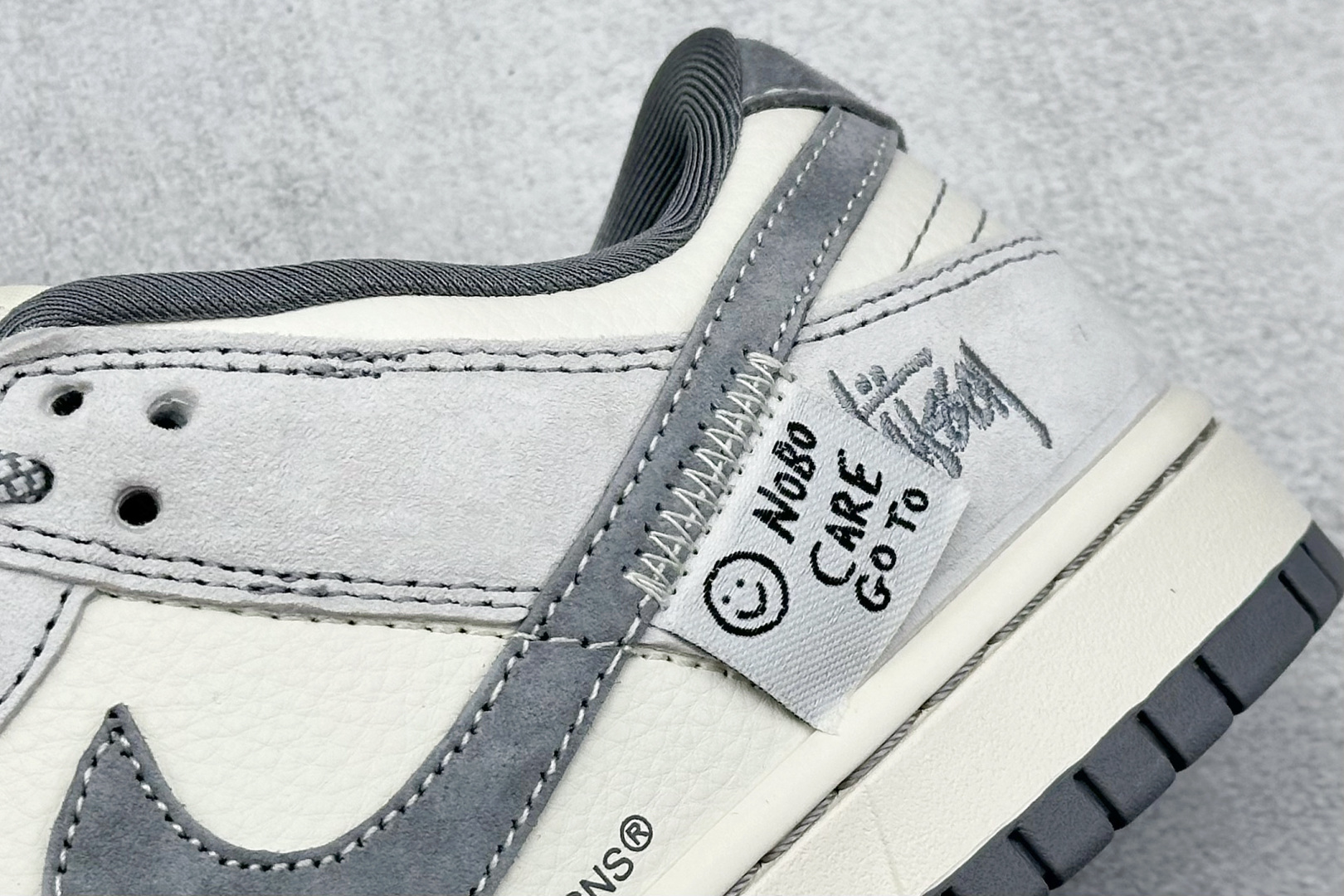  终端放店
XC版 Nike SB Dunk Low 斯图西系列 贴布灰勾 周年高端定制 低帮休闲板鞋
