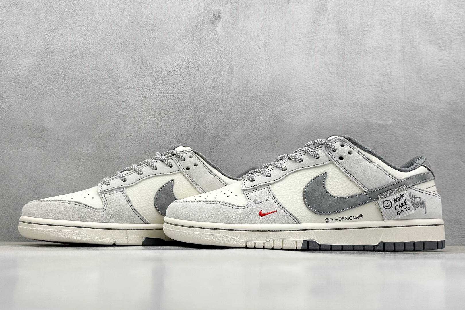  终端放店
XC版 Nike SB Dunk Low 斯图西系列 贴布灰勾 周年高端定制 低帮休闲板鞋
