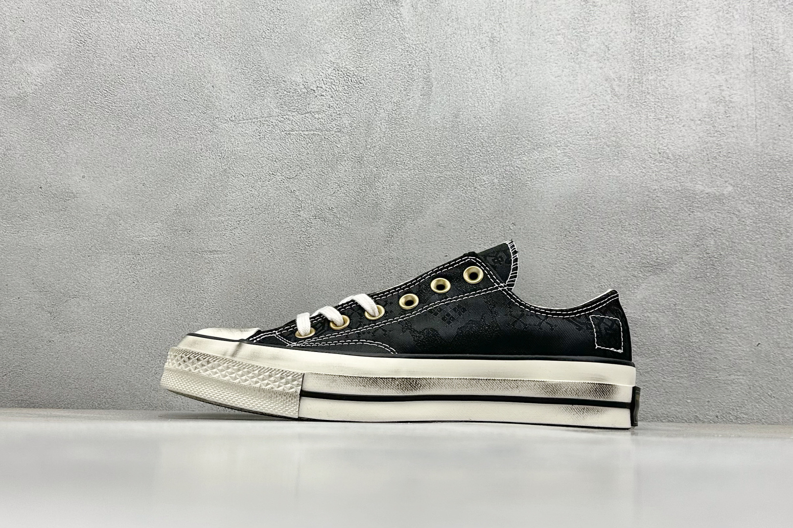  
CLOT x Converse 撕撕乐 
陈冠希 做旧荆棘黑丝绸 
鞋身采用双层用料设计 黑色真丝绸