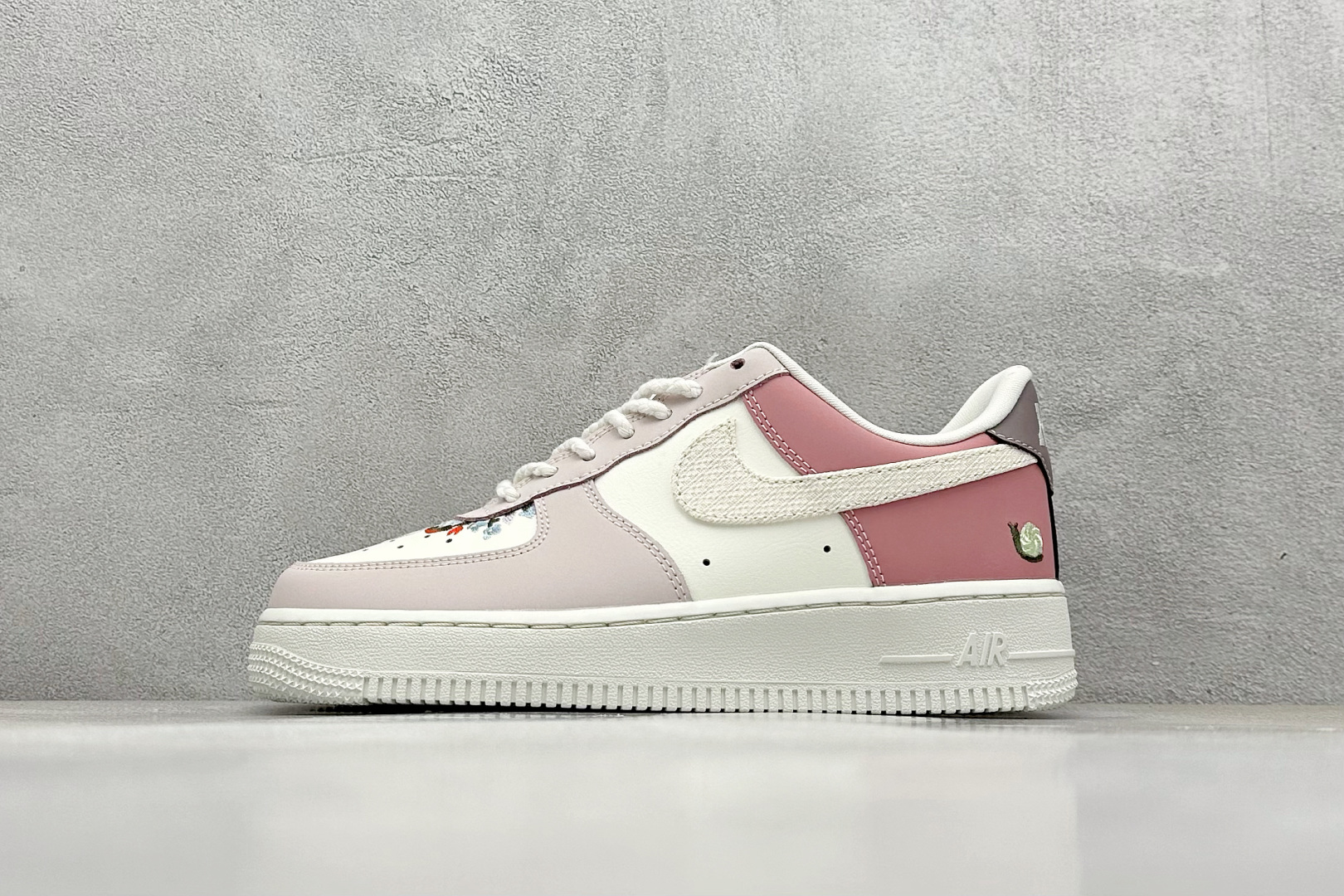  
Nike Air Force 1 Low 07 WMNS 粉白
原楦头原纸板 打造纯正低帮空军版型
