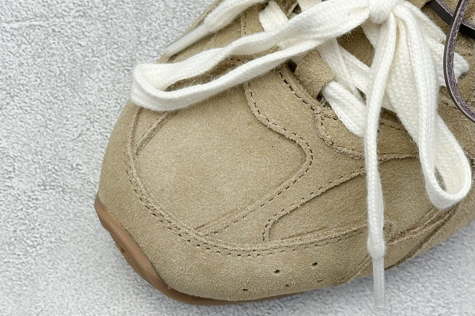 Miu Miu x New Balance联名款半拖鞋 New Balance 530 学院风 联名款只保留了旧版NB530