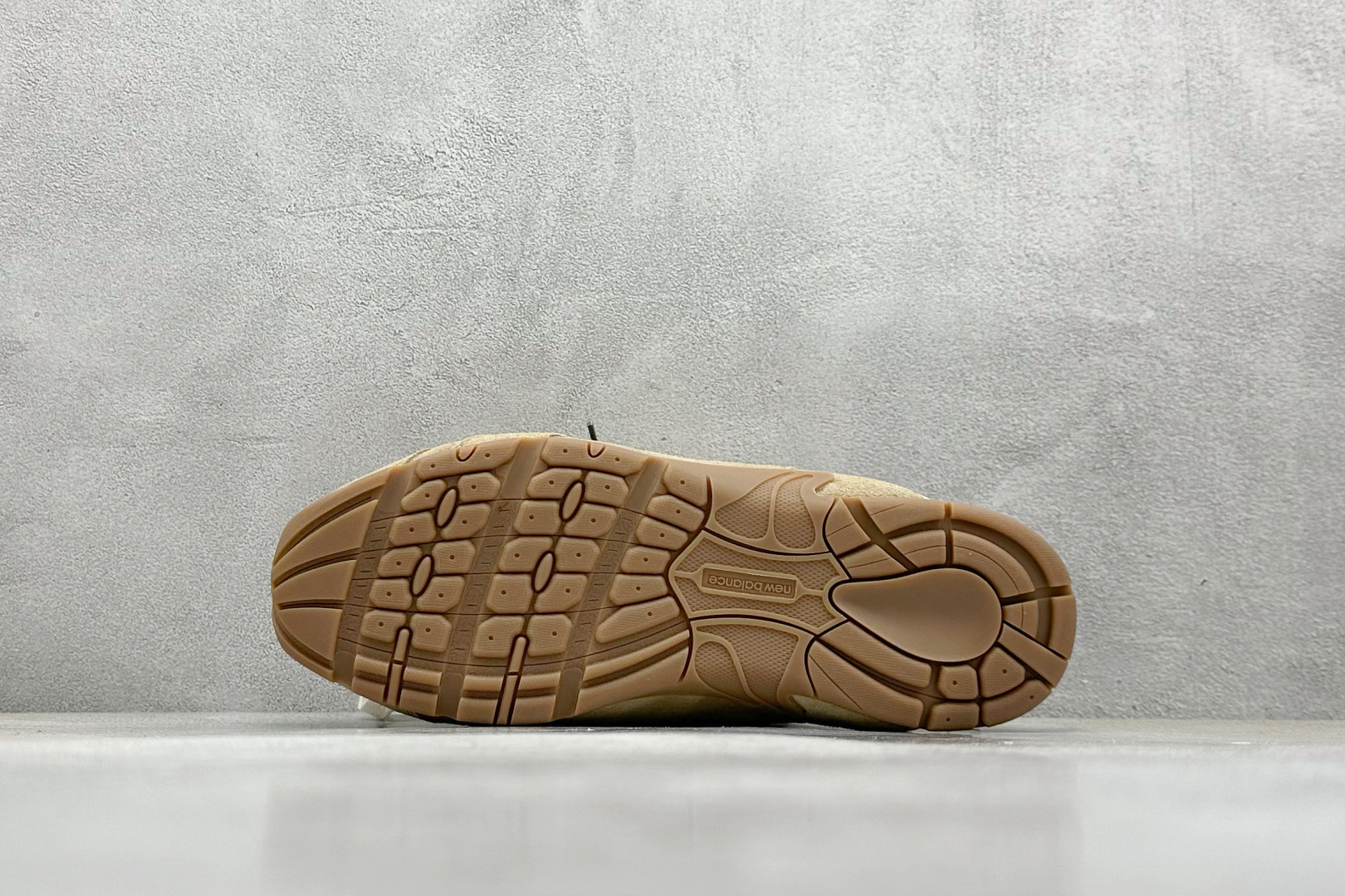 Miu Miu x New Balance联名款半拖鞋 New Balance 530 学院风 联名款只保留了旧版NB530