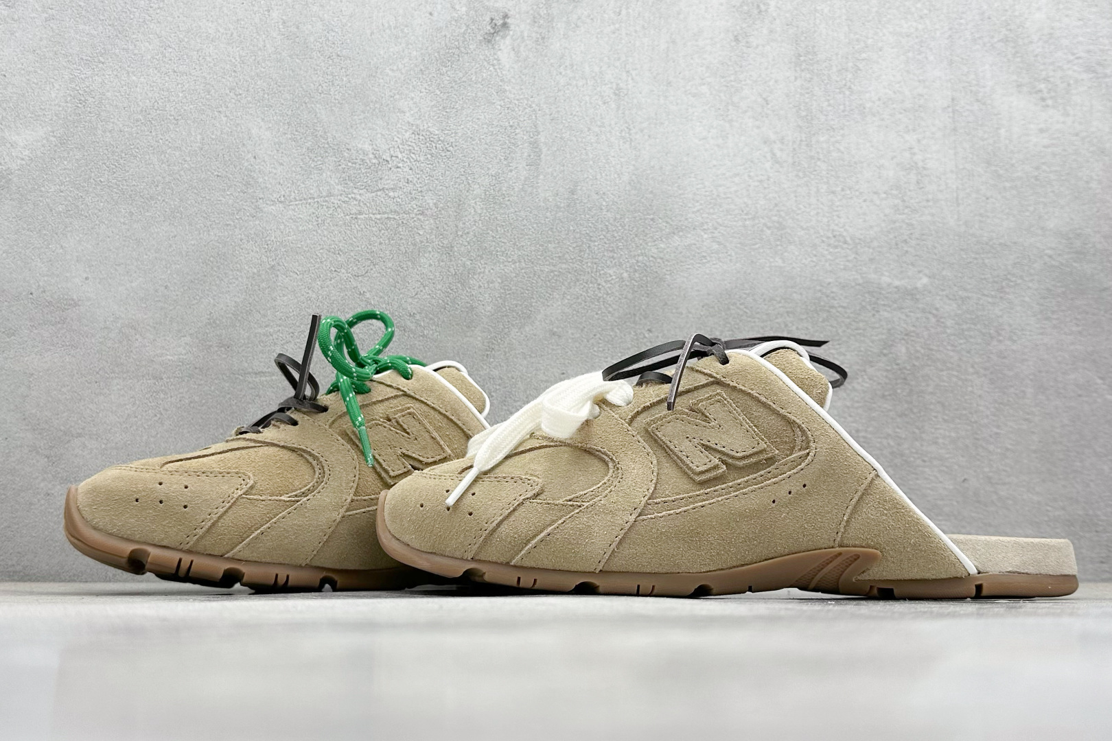 Miu Miu x New Balance联名款半拖鞋 New Balance 530 学院风 联名款只保留了旧版NB530
