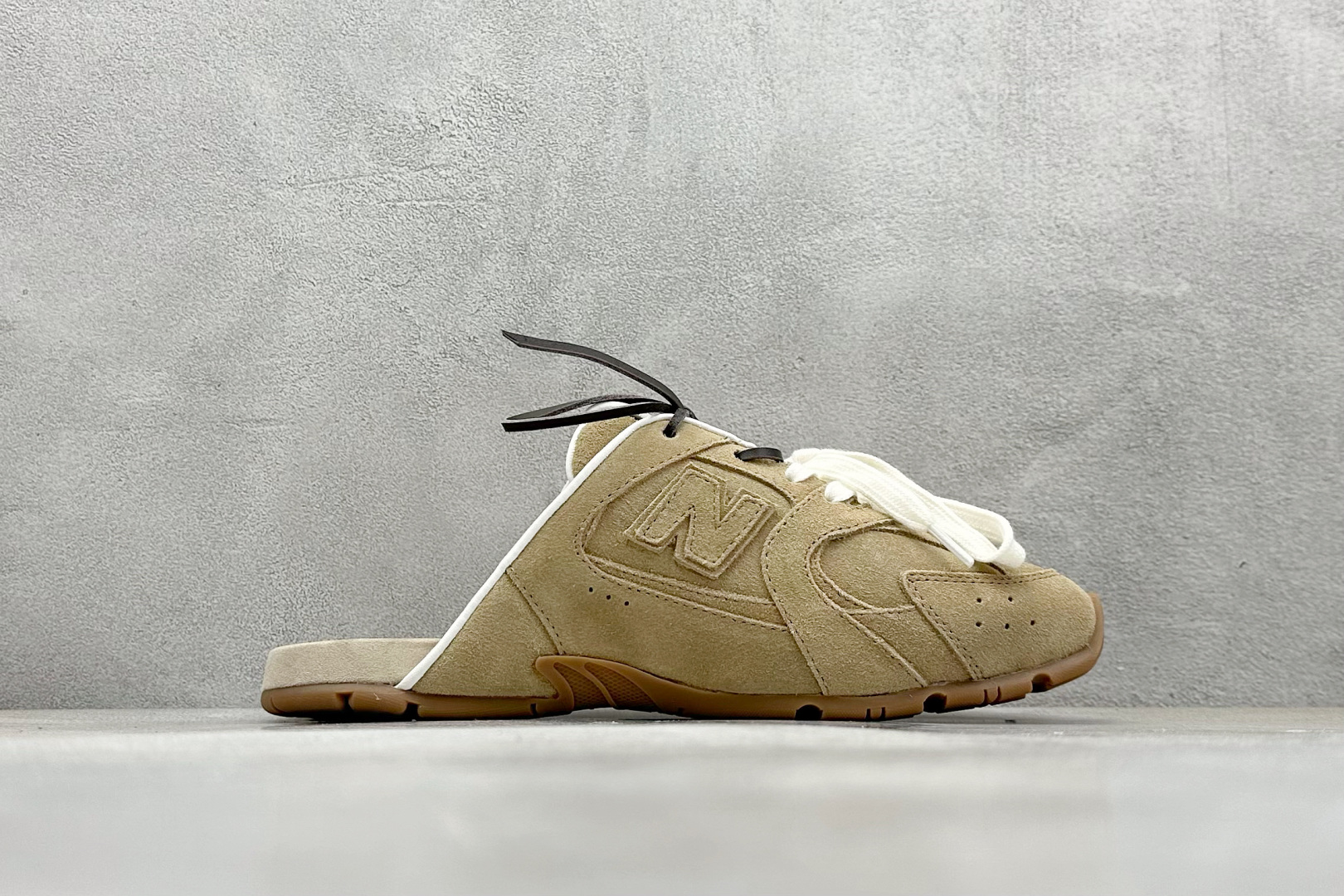 Miu Miu x New Balance联名款半拖鞋 New Balance 530 学院风 联名款只保留了旧版NB530