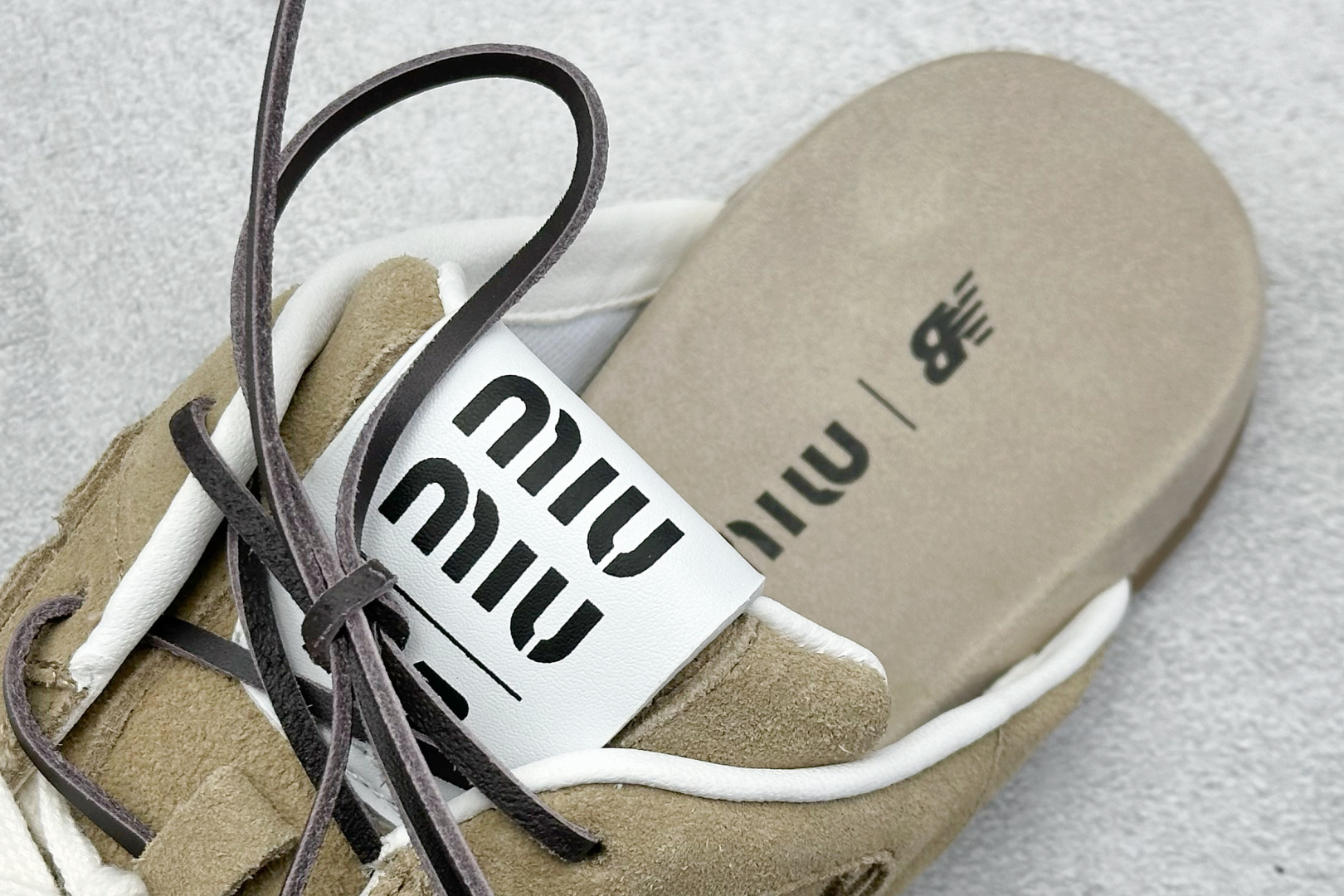 Miu Miu x New Balance联名款半拖鞋 New Balance 530 学院风 联名款只保留了旧版NB530