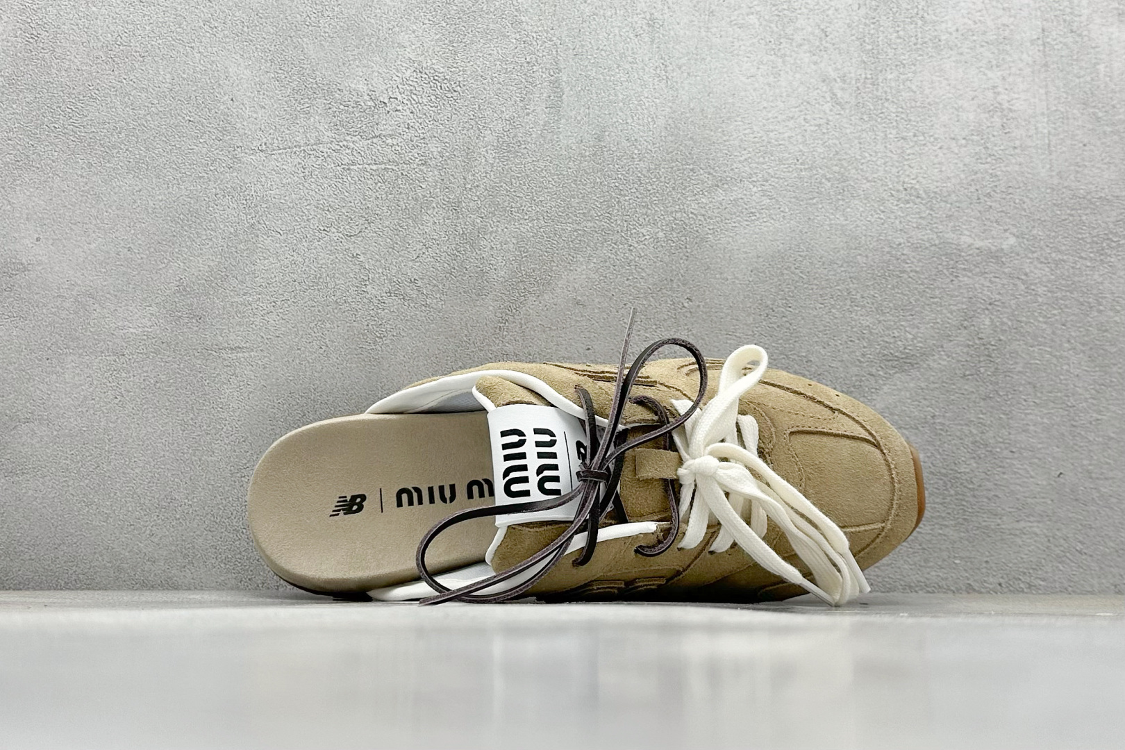 Miu Miu x New Balance联名款半拖鞋 New Balance 530 学院风 联名款只保留了旧版NB530