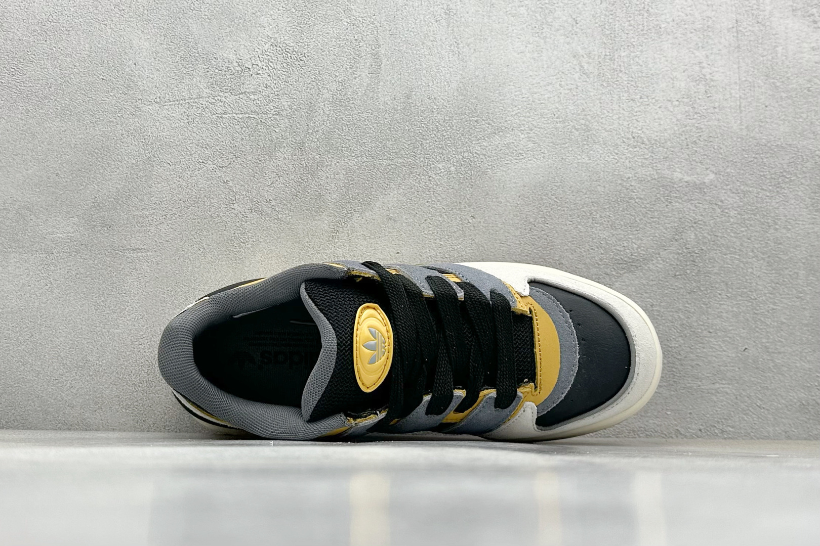  
Adidas originals Forum 2000 CL 三叶草低帮
复古潮流休闲面包鞋 
生生