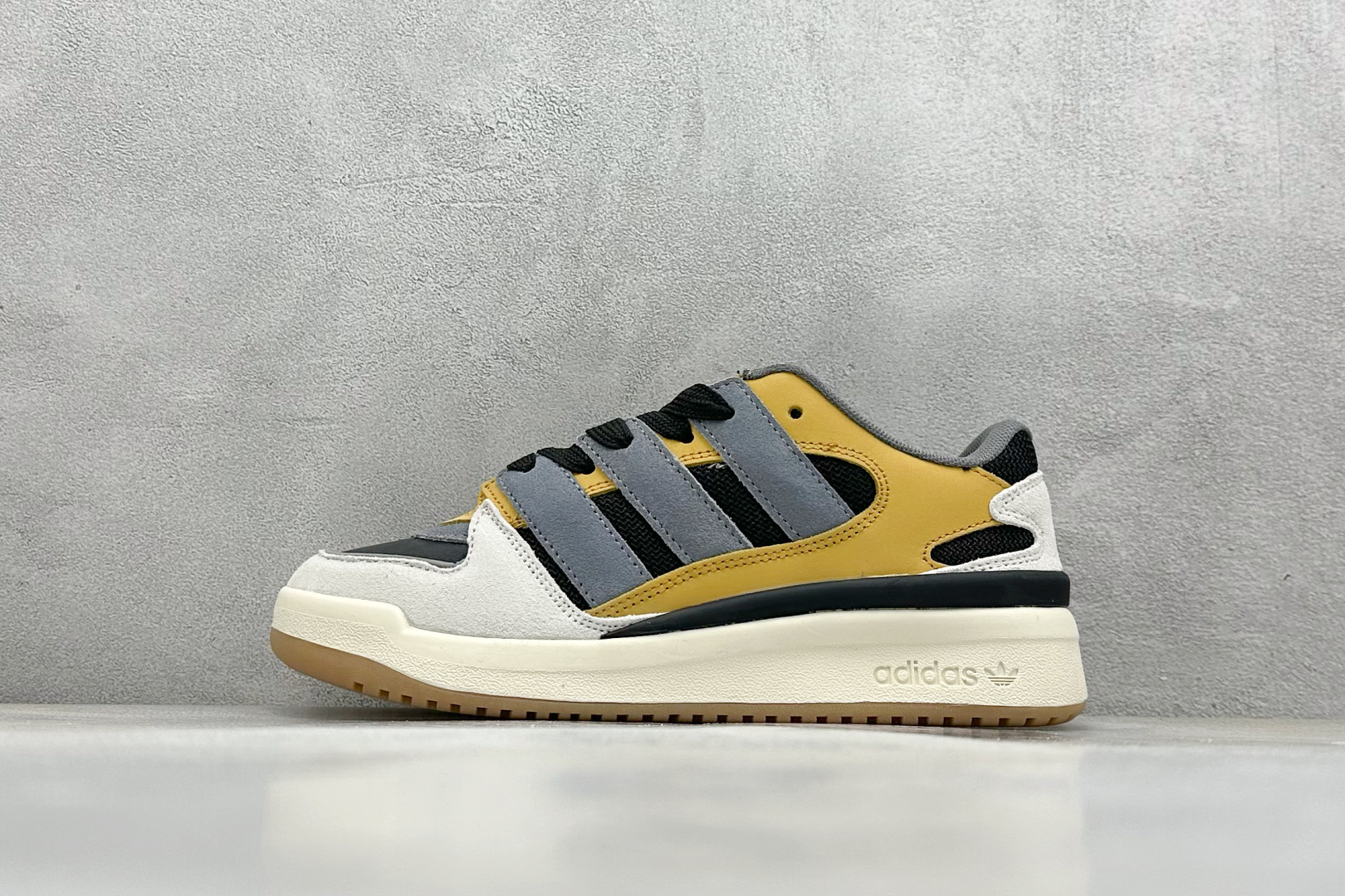  
Adidas originals Forum 2000 CL 三叶草低帮
复古潮流休闲面包鞋 
生生