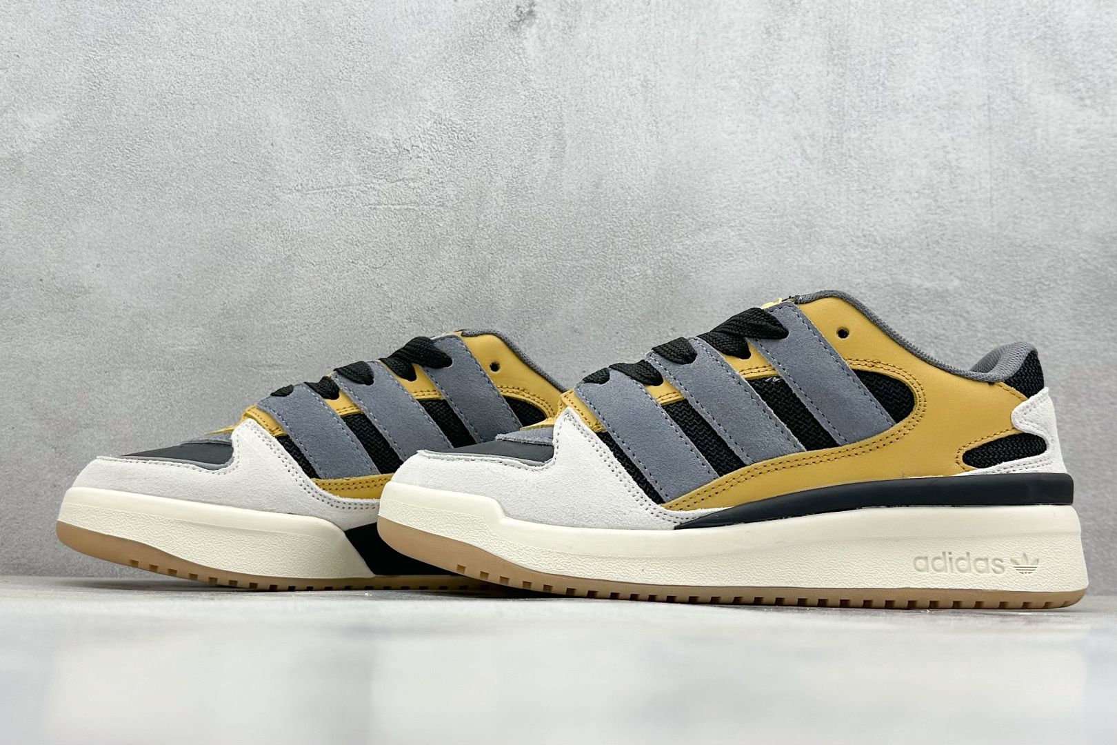  
Adidas originals Forum 2000 CL 三叶草低帮
复古潮流休闲面包鞋 
生生