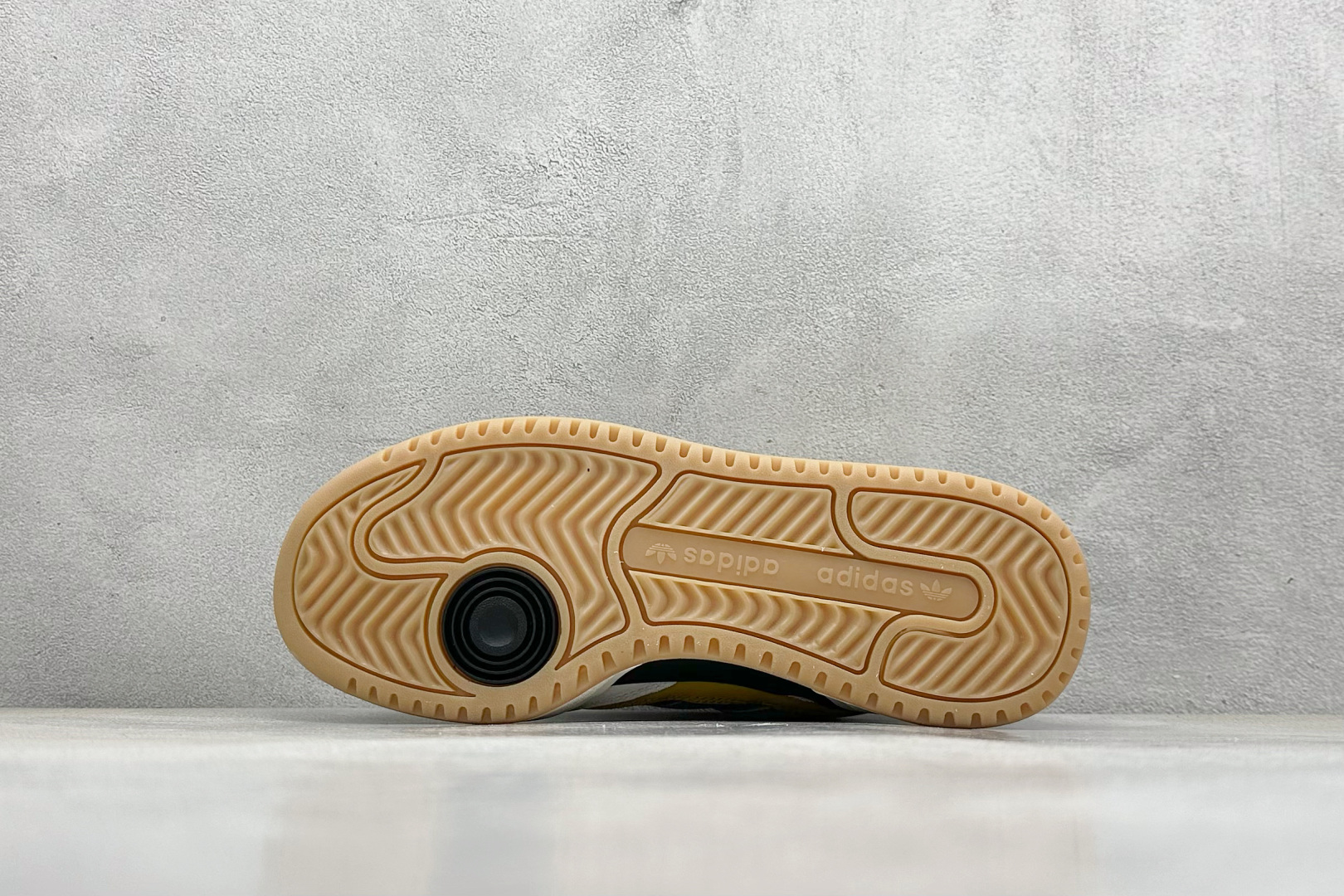 
Adidas originals Forum 2000 CL 三叶草低帮
复古潮流休闲面包鞋 
生生