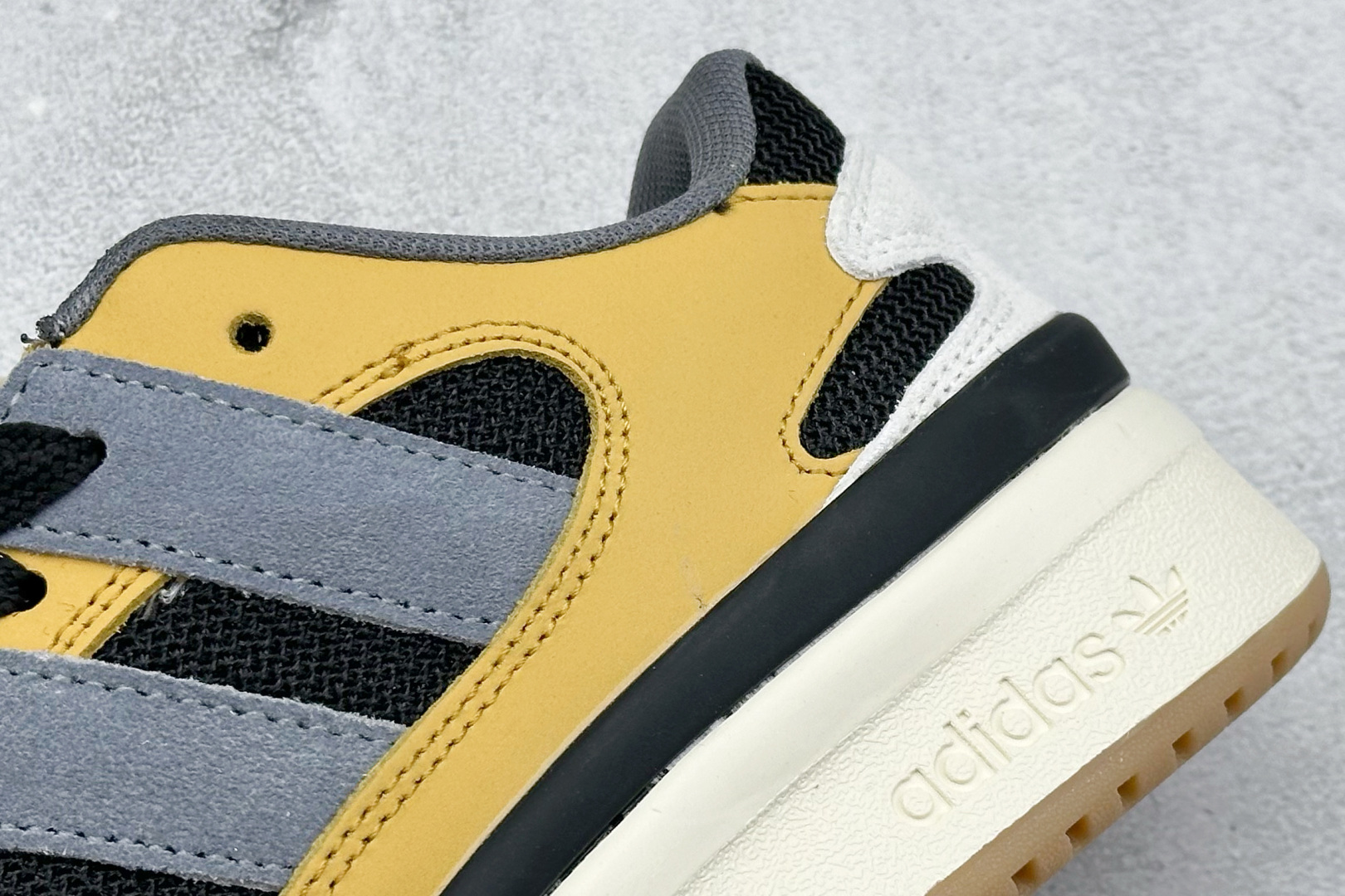  
Adidas originals Forum 2000 CL 三叶草低帮
复古潮流休闲面包鞋 
生生