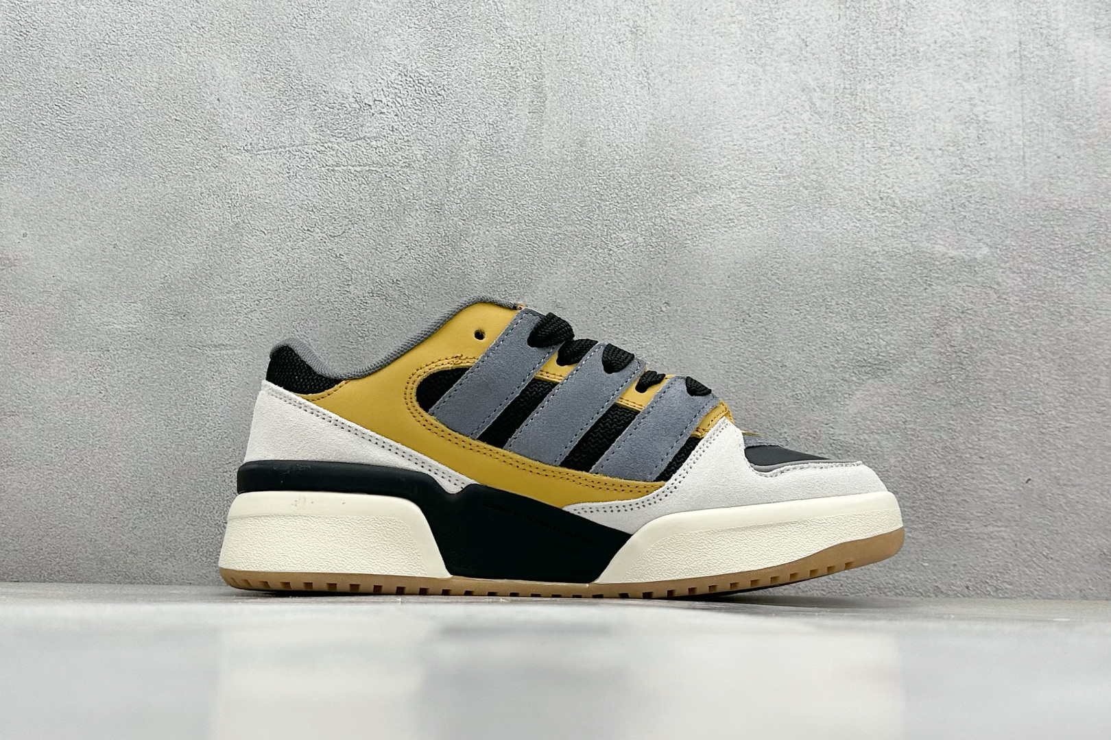  
Adidas originals Forum 2000 CL 三叶草低帮
复古潮流休闲面包鞋 
生生