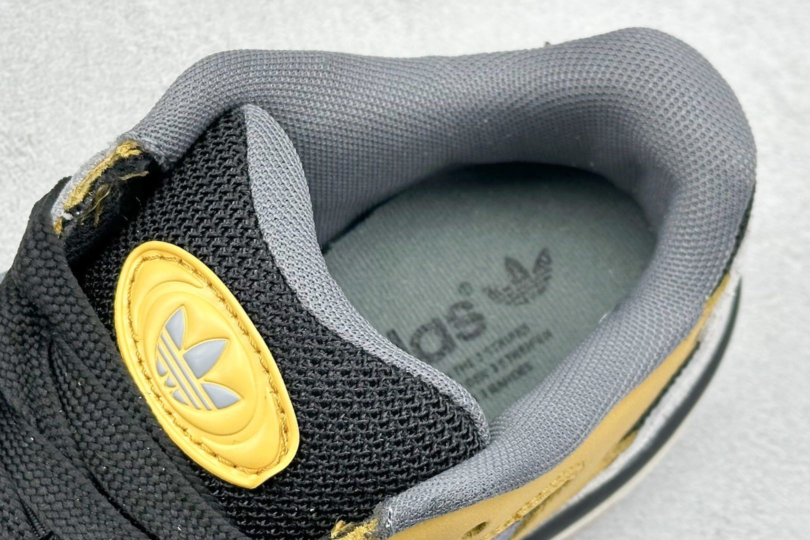  
Adidas originals Forum 2000 CL 三叶草低帮
复古潮流休闲面包鞋 
生生
