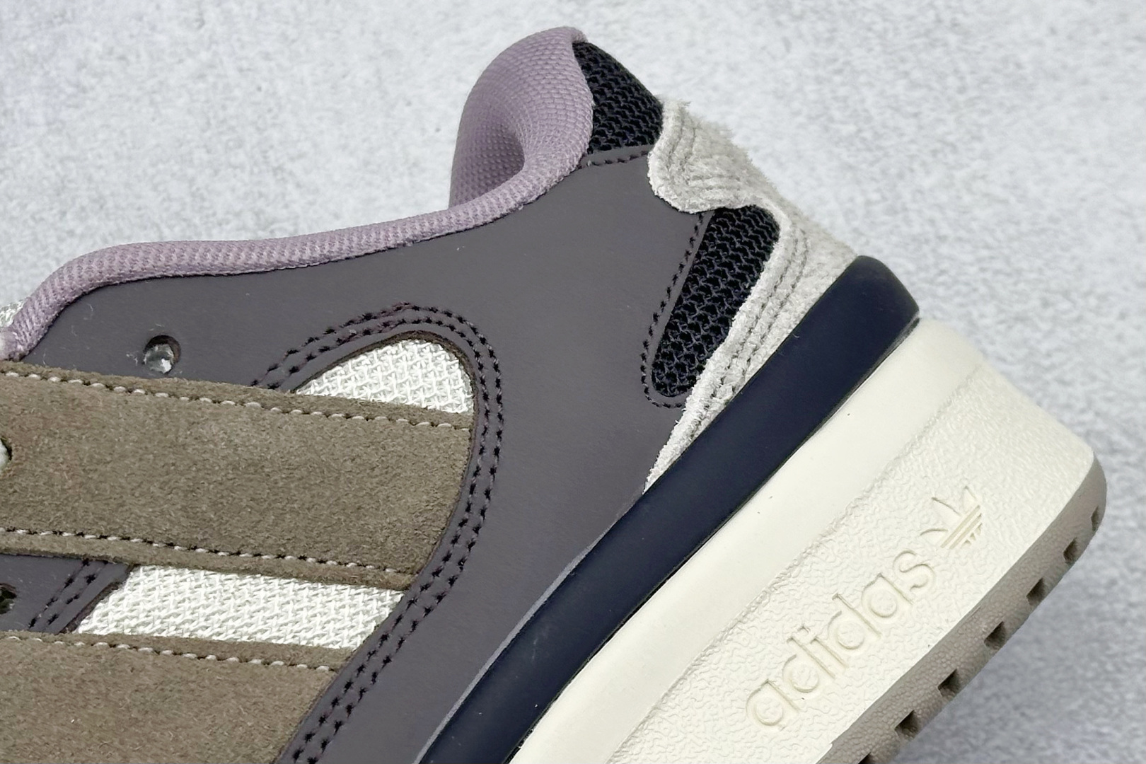  
Adidas originals Forum 2000 CL 三叶草低帮
复古潮流休闲面包鞋 
生生