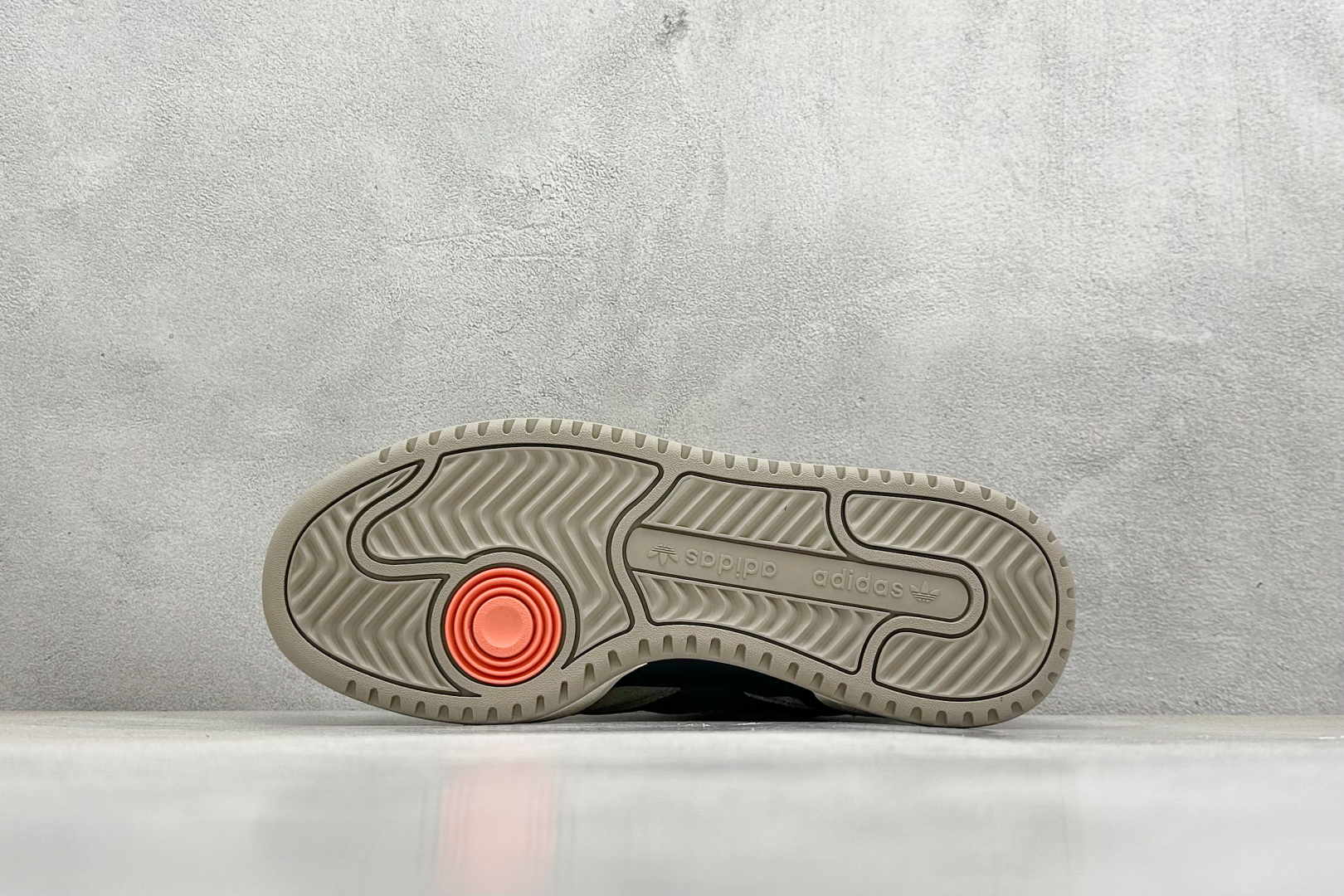  
Adidas originals Forum 2000 CL 三叶草低帮
复古潮流休闲面包鞋 
生生