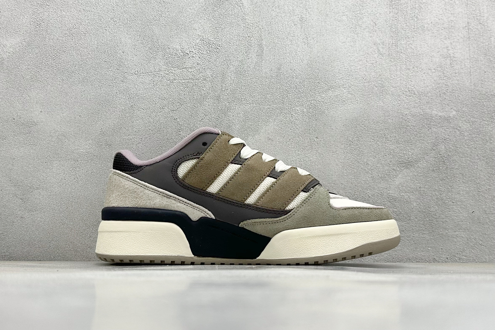  
Adidas originals Forum 2000 CL 三叶草低帮
复古潮流休闲面包鞋 
生生