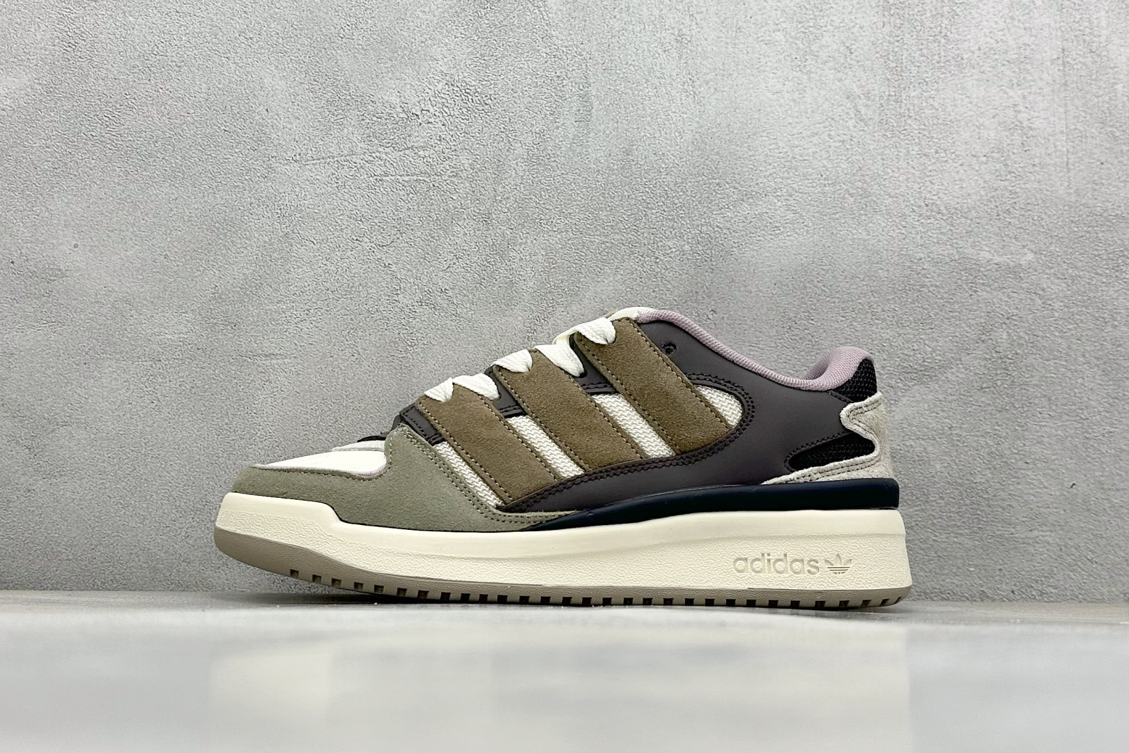  
Adidas originals Forum 2000 CL 三叶草低帮
复古潮流休闲面包鞋 
生生