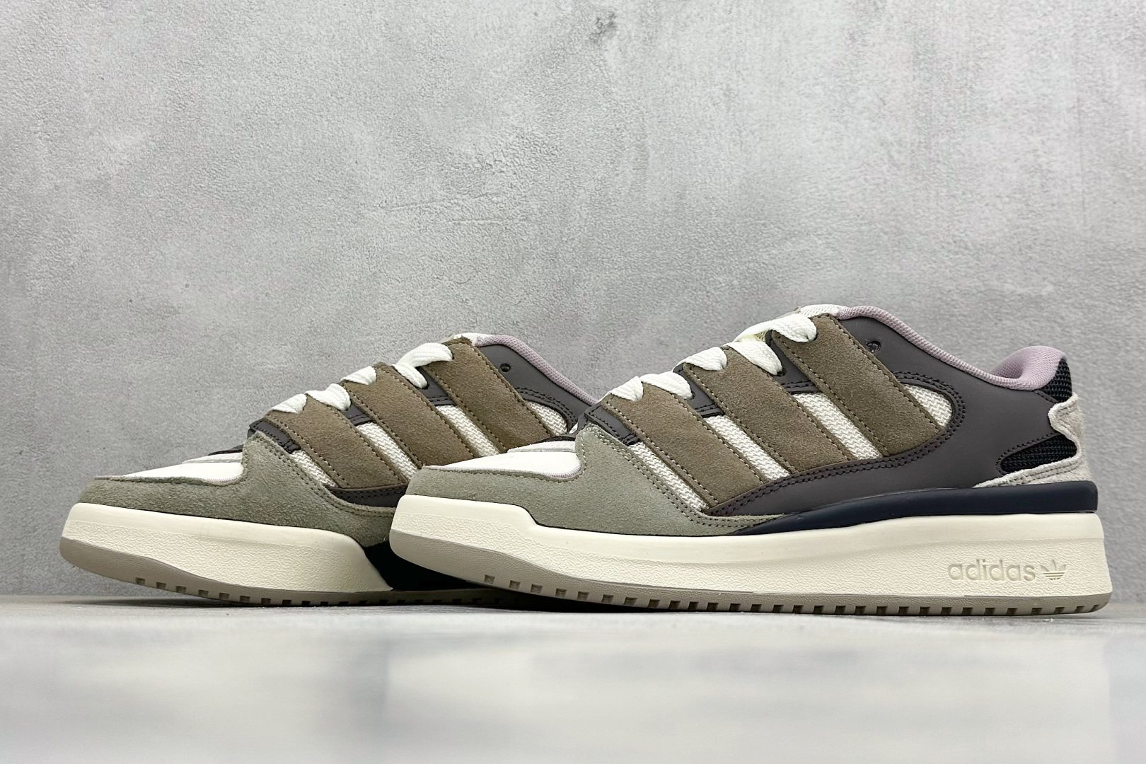  
Adidas originals Forum 2000 CL 三叶草低帮
复古潮流休闲面包鞋 
生生