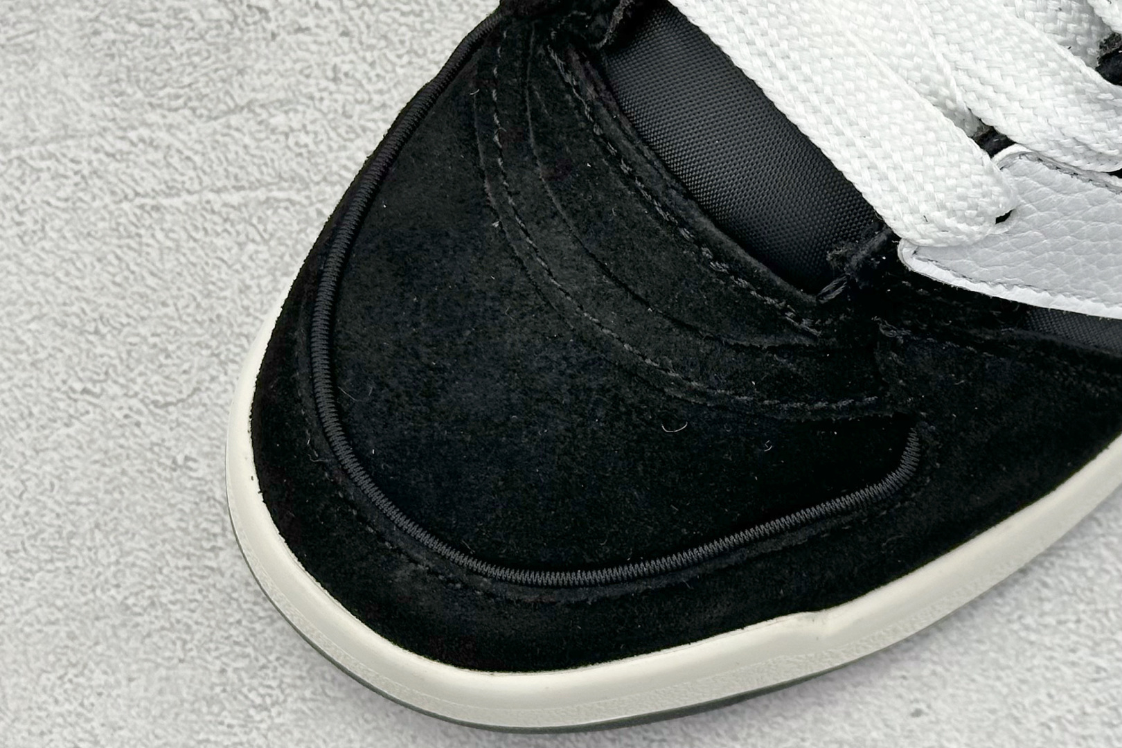 Adidas originals Forum 2000 CL 三叶草低帮
复古潮流休闲面包鞋 
生生不