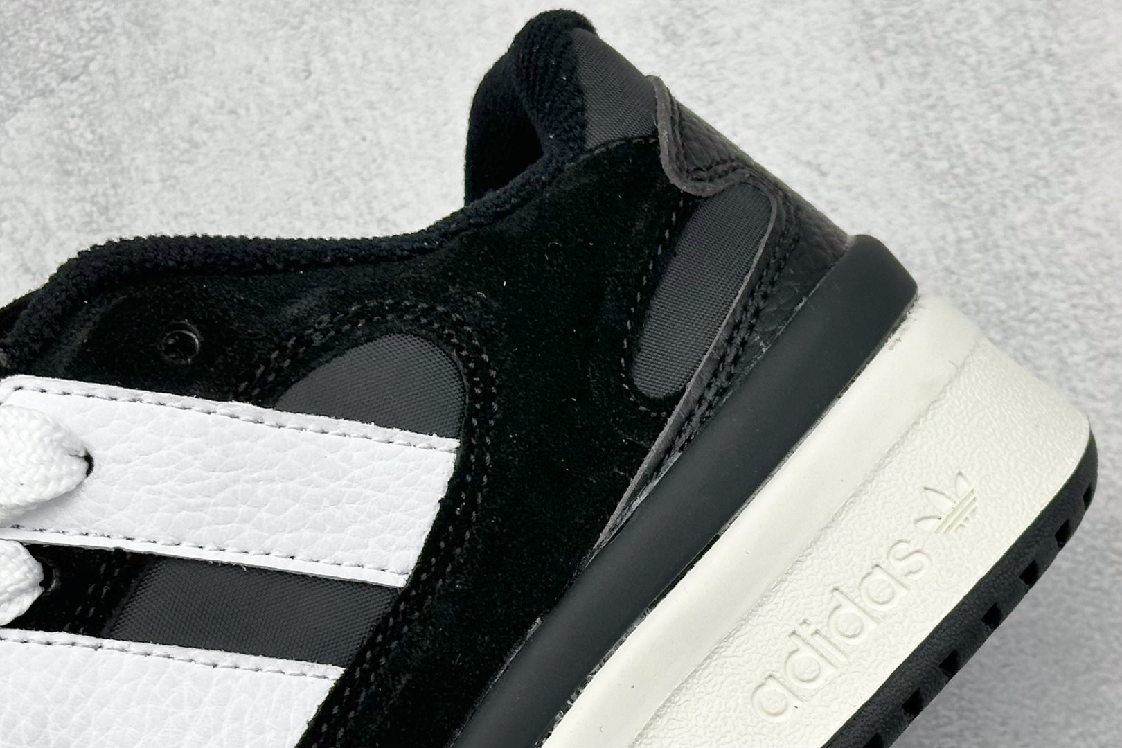  Adidas originals Forum 2000 CL 三叶草低帮
复古潮流休闲面包鞋 
生生不
