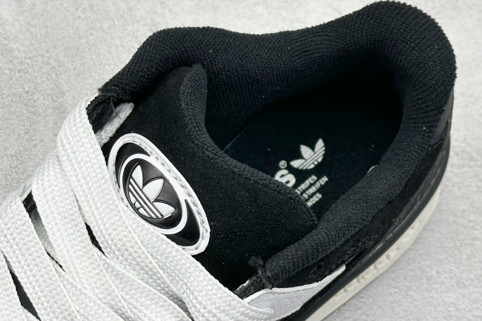  Adidas originals Forum 2000 CL 三叶草低帮
复古潮流休闲面包鞋 
生生不
