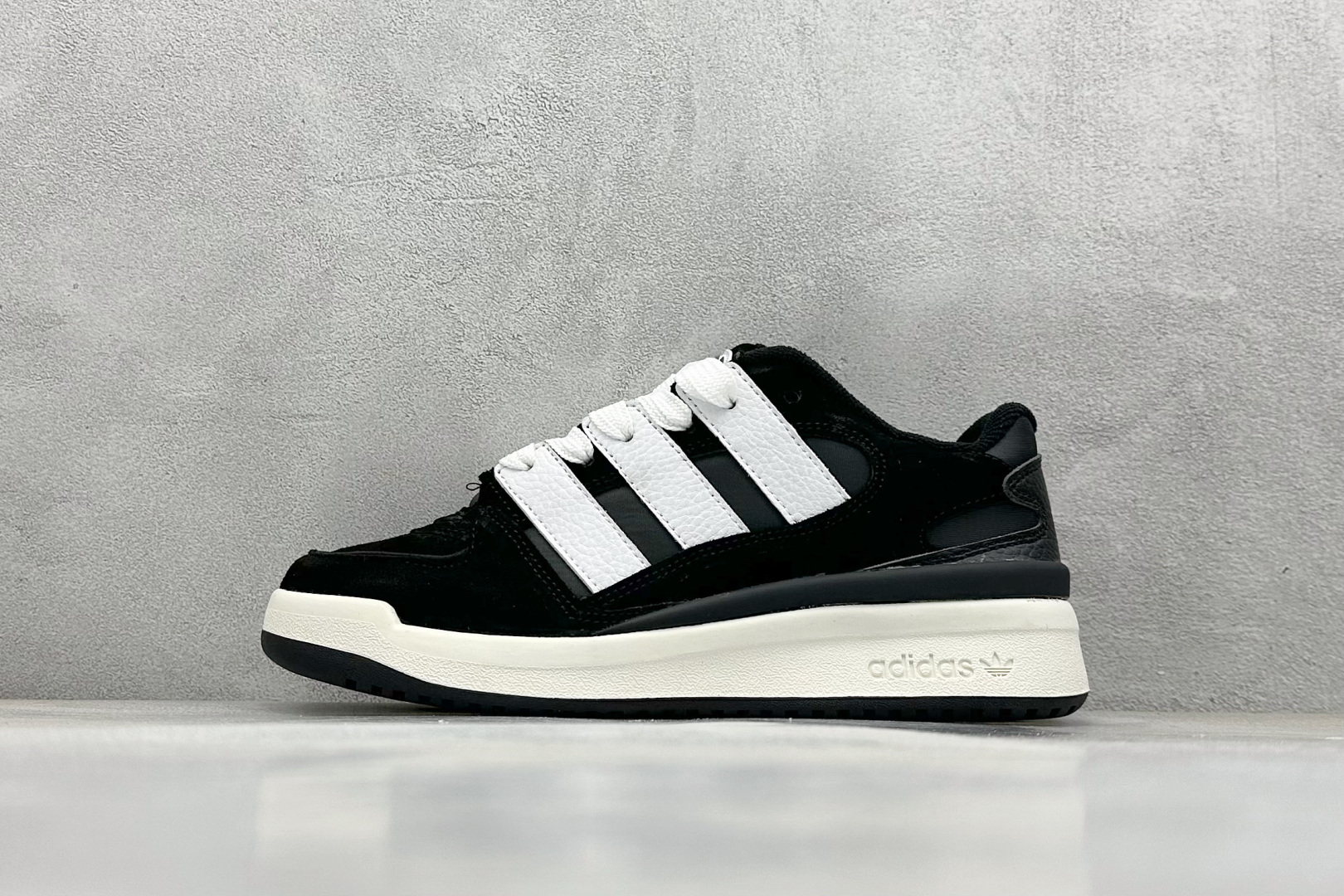  Adidas originals Forum 2000 CL 三叶草低帮
复古潮流休闲面包鞋 
生生不