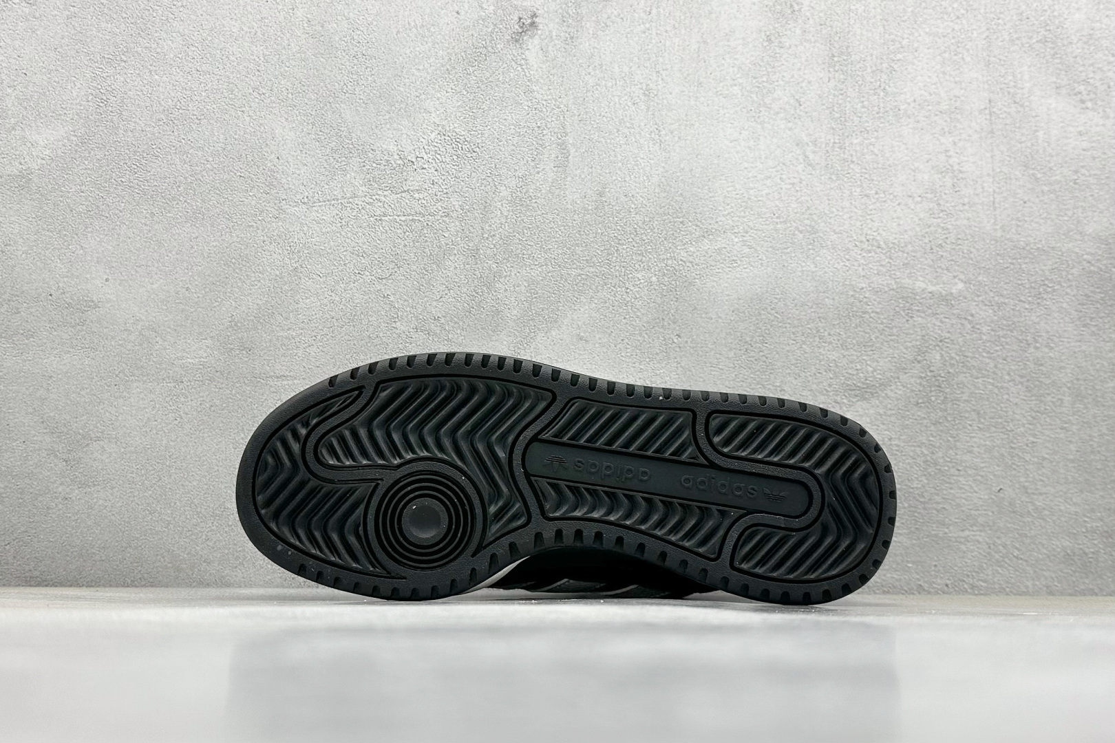  Adidas originals Forum 2000 CL 三叶草低帮
复古潮流休闲面包鞋 
生生不