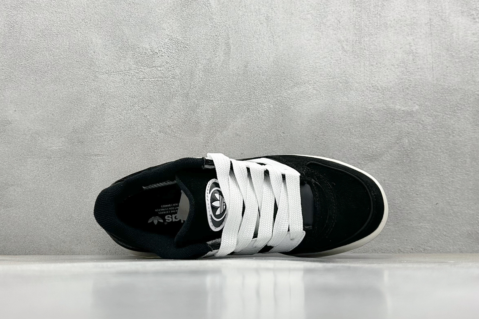 Adidas originals Forum 2000 CL 三叶草低帮
复古潮流休闲面包鞋 
生生不