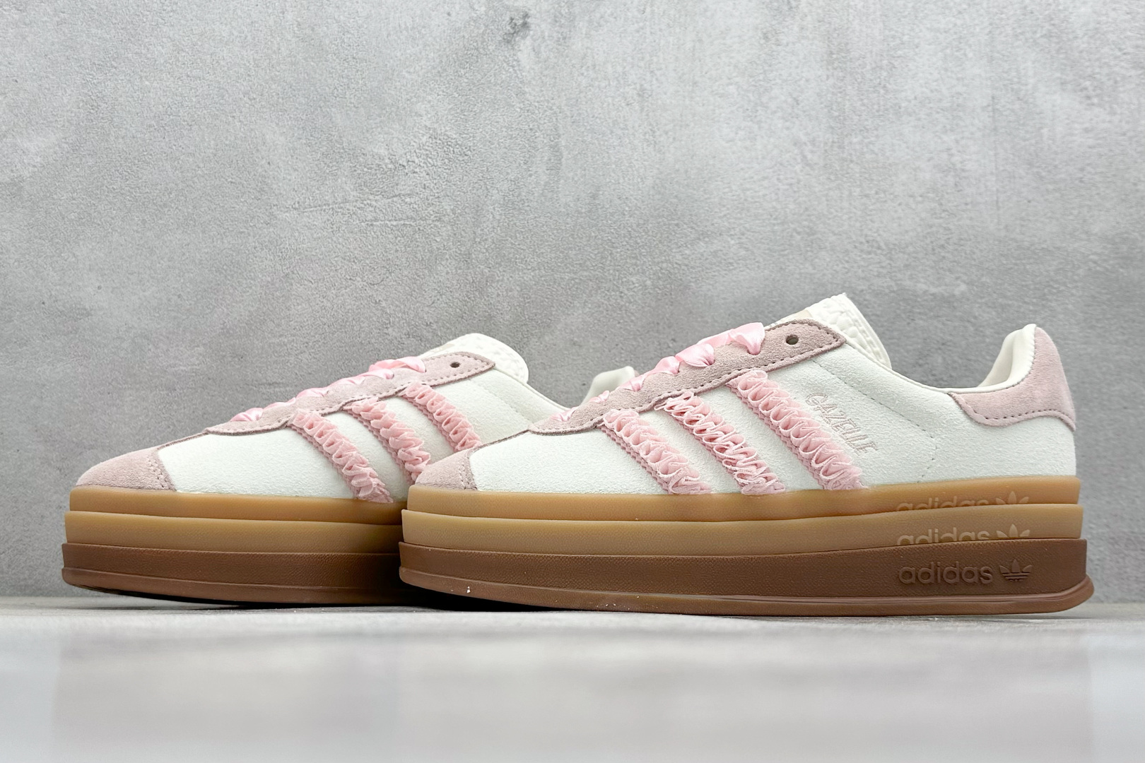  
AD Originals Gazelle Bold  W
三层底低帮耐磨厚底增高板鞋
鞋头出色设计 