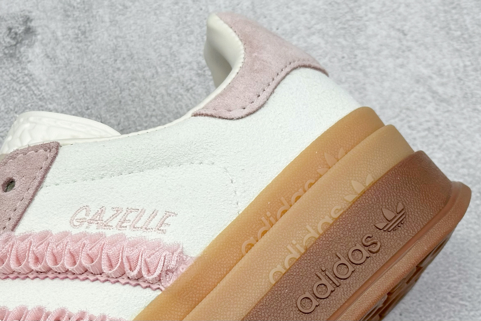  
AD Originals Gazelle Bold  W
三层底低帮耐磨厚底增高板鞋
鞋头出色设计 