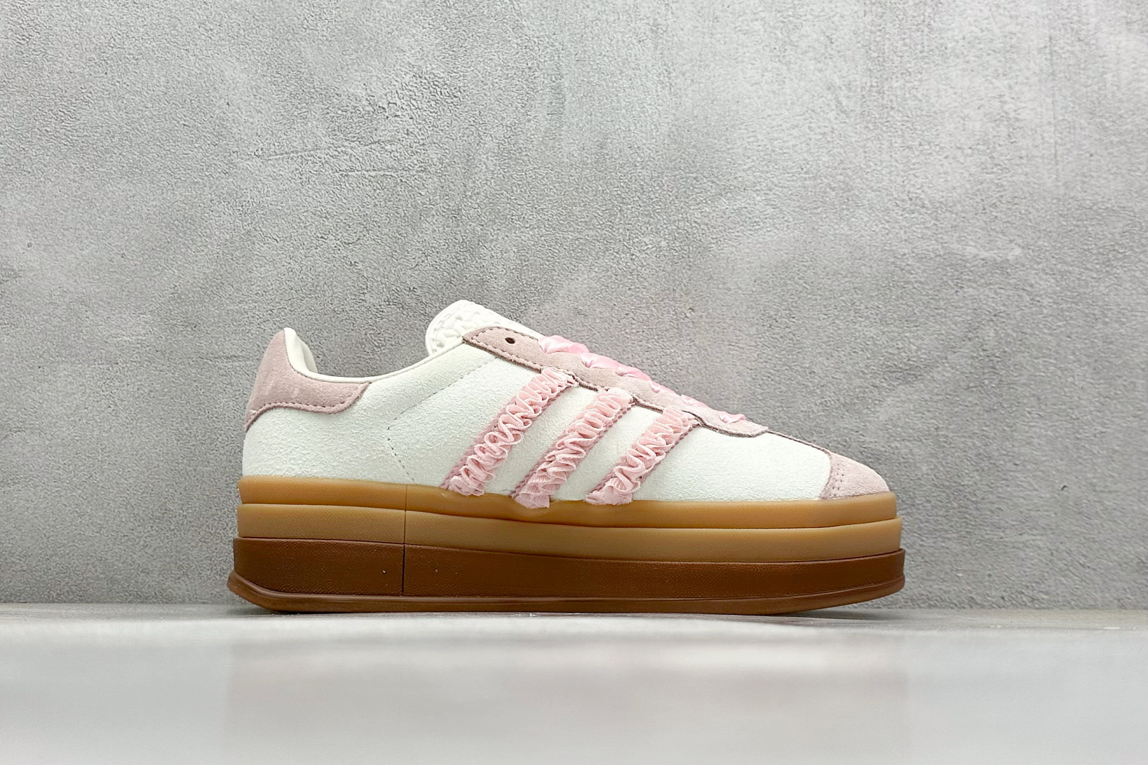  
AD Originals Gazelle Bold  W
三层底低帮耐磨厚底增高板鞋
鞋头出色设计 