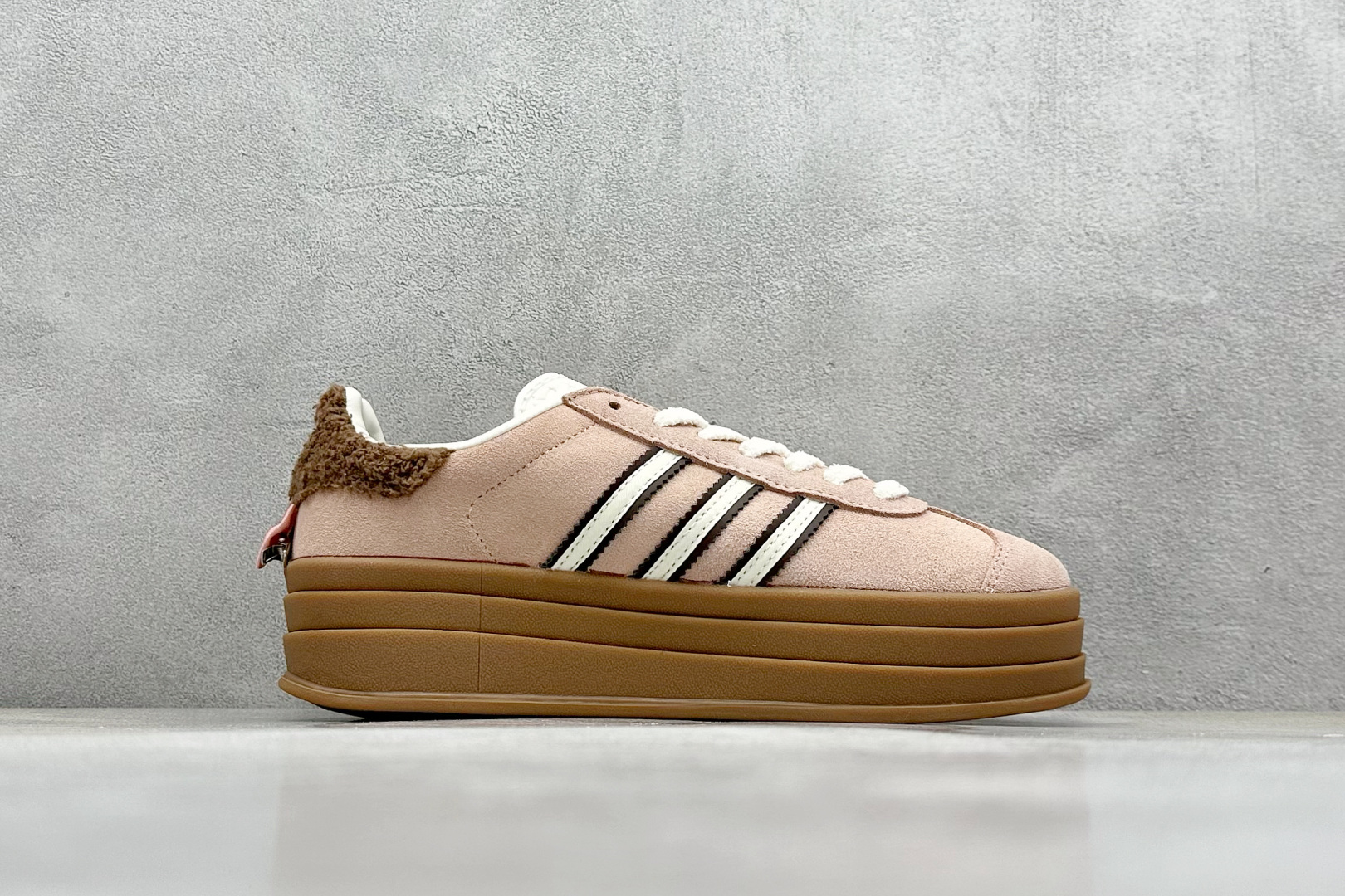  
AD Originals Gazelle Bold  W
三层底低帮耐磨厚底增高板鞋
鞋头出色设计 