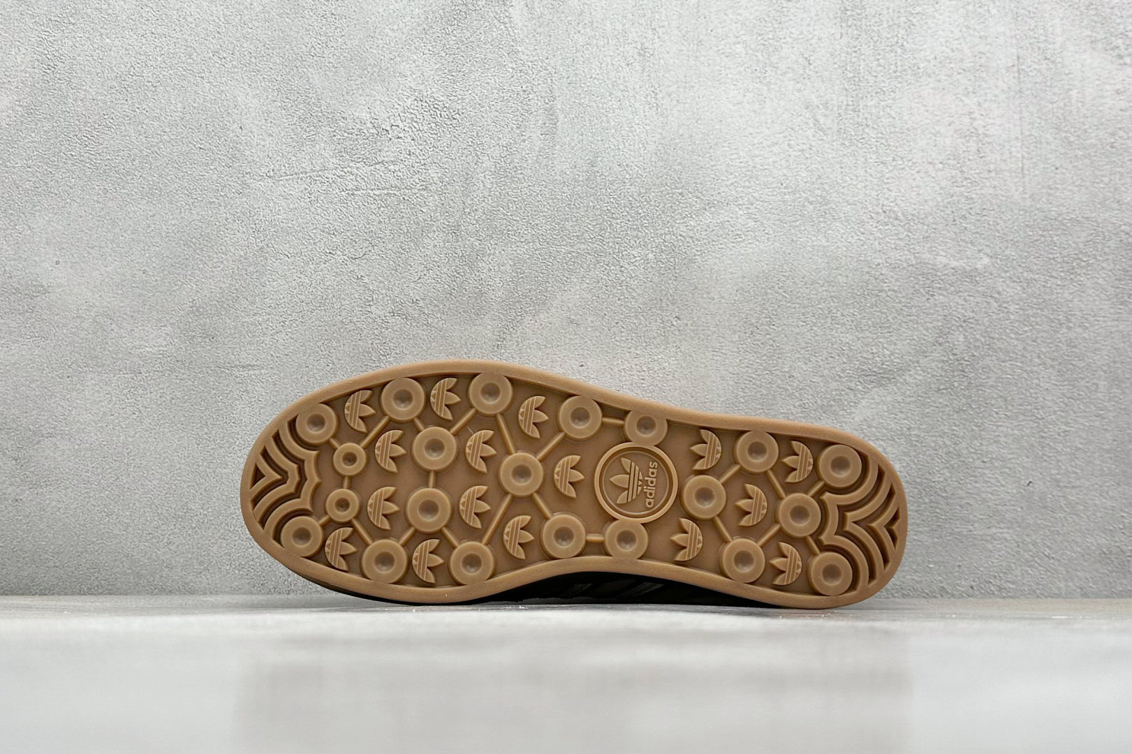  
AD Originals Gazelle Bold  W
三层底低帮耐磨厚底增高板鞋
鞋头出色设计 