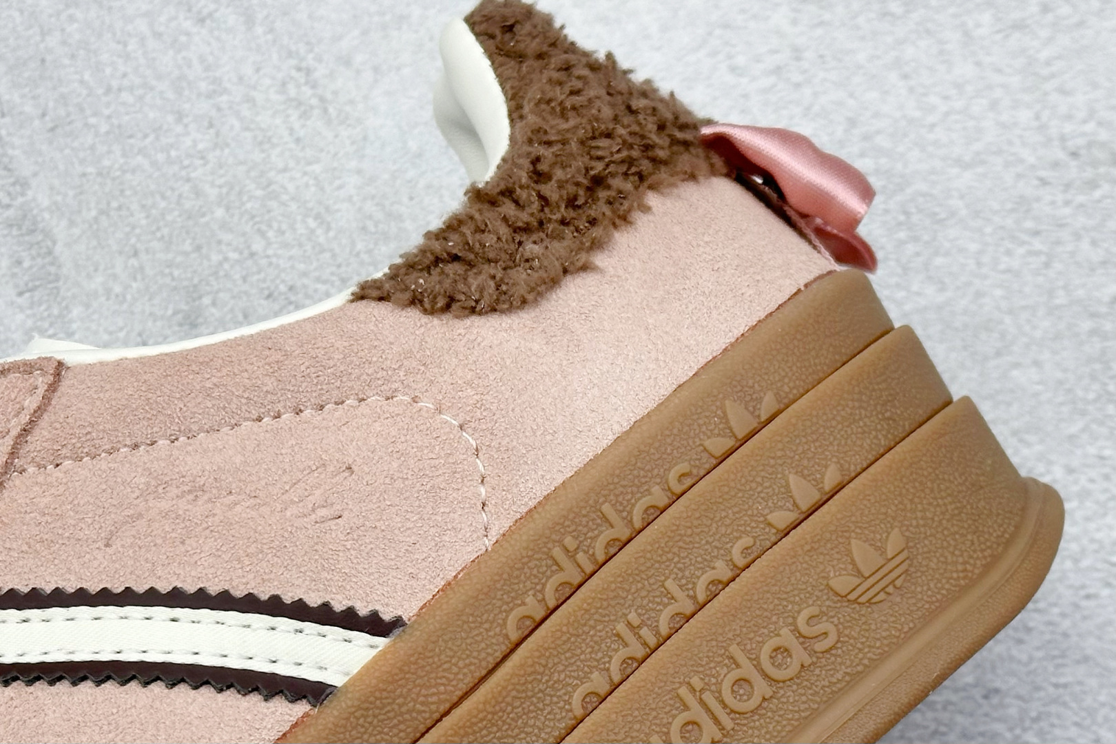  
AD Originals Gazelle Bold  W
三层底低帮耐磨厚底增高板鞋
鞋头出色设计 