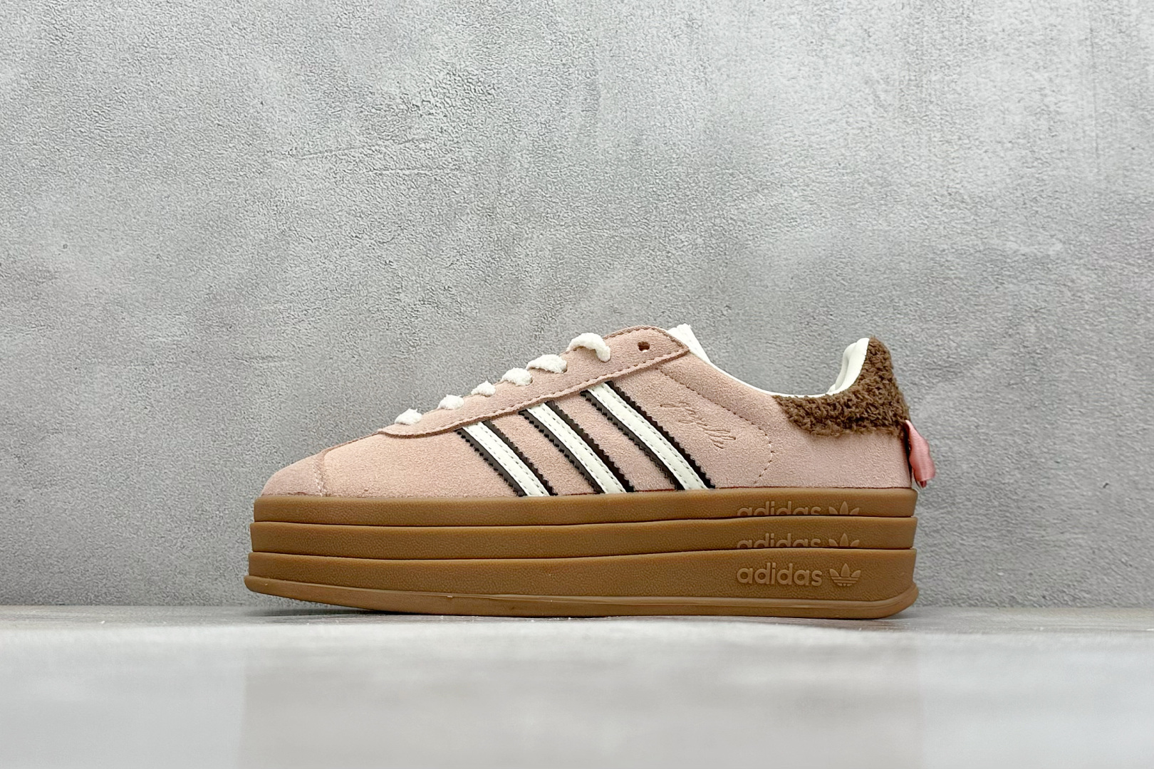  
AD Originals Gazelle Bold  W
三层底低帮耐磨厚底增高板鞋
鞋头出色设计 