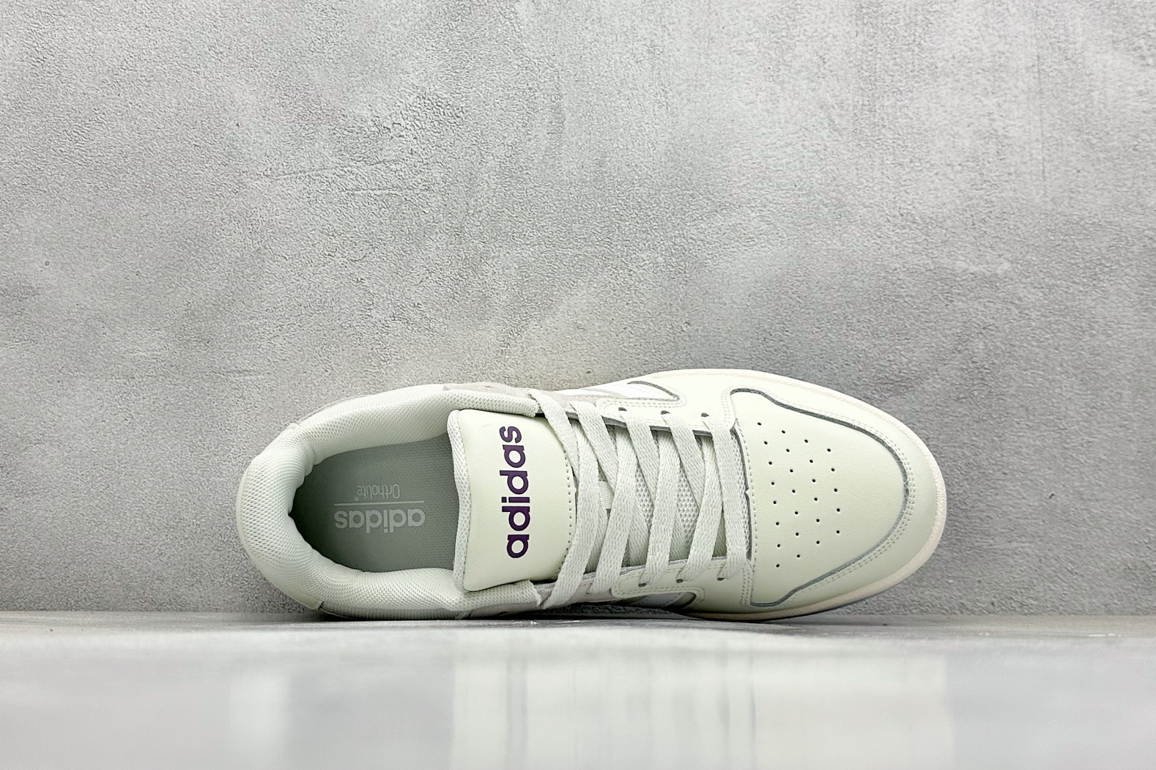  
adidas ENTRAP 篮球风格休闲鞋 
融合了多个年代的风格元素。在有些篮球爱好者眼中，它展现
