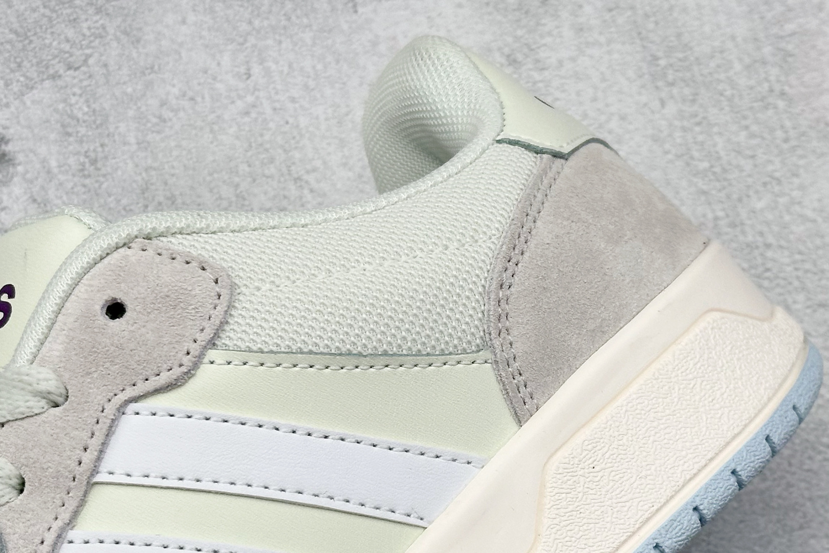 
adidas ENTRAP 篮球风格休闲鞋 
融合了多个年代的风格元素。在有些篮球爱好者眼中，它展现
