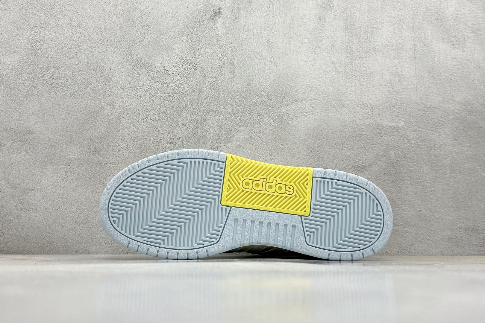  
adidas ENTRAP 篮球风格休闲鞋 
融合了多个年代的风格元素。在有些篮球爱好者眼中，它展现