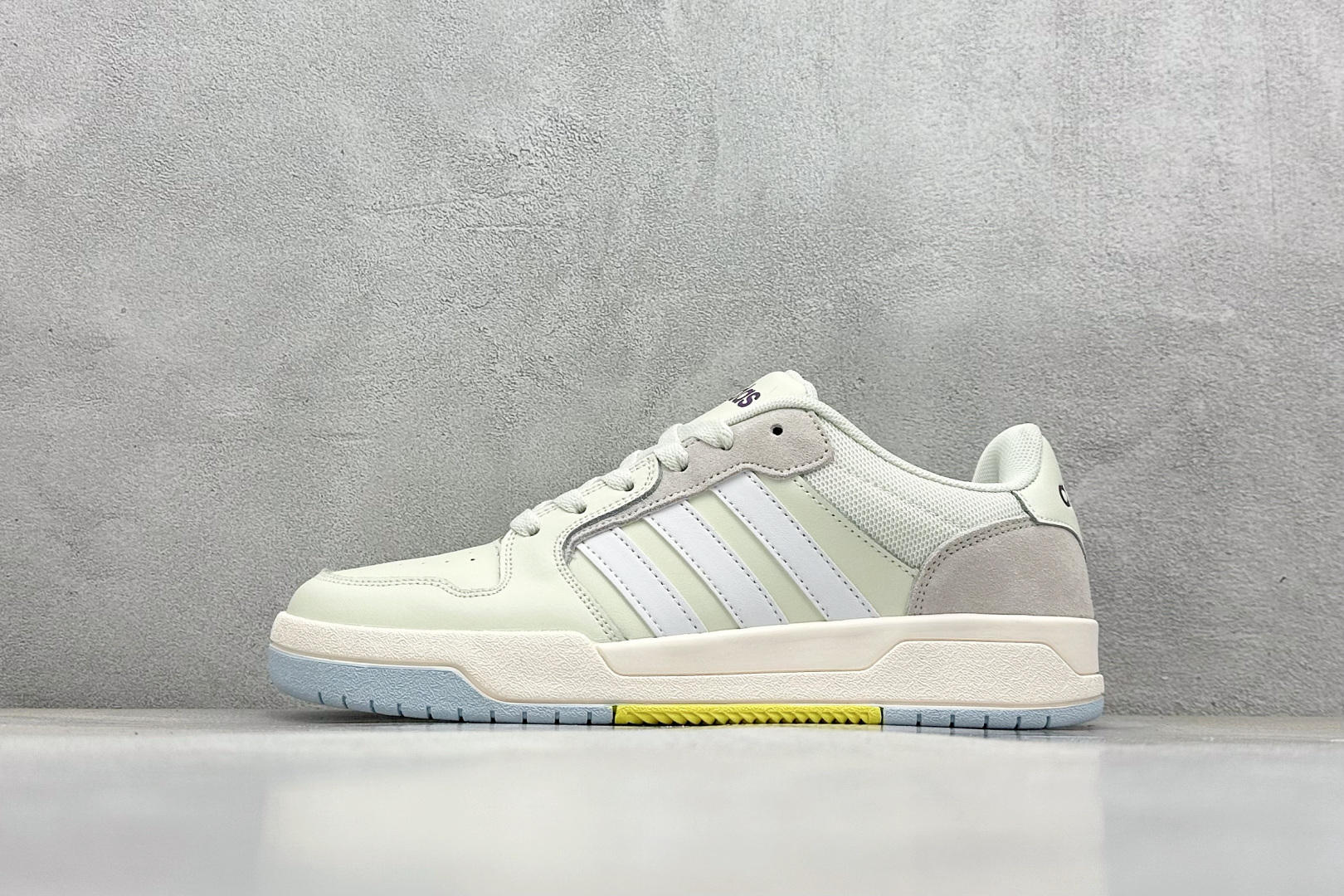  
adidas ENTRAP 篮球风格休闲鞋 
融合了多个年代的风格元素。在有些篮球爱好者眼中，它展现